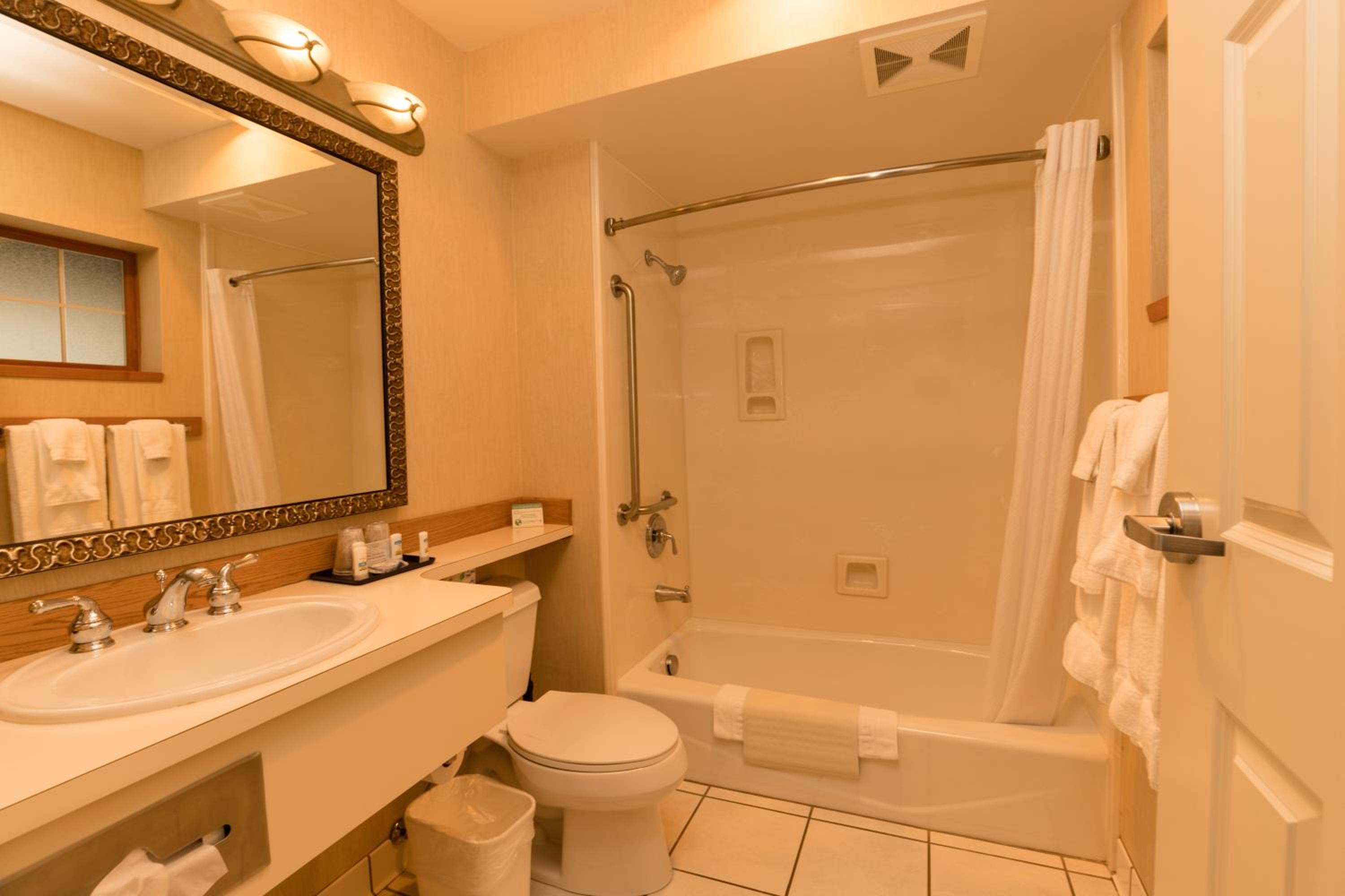 Deluxe Queen Room with Garden View photo 2