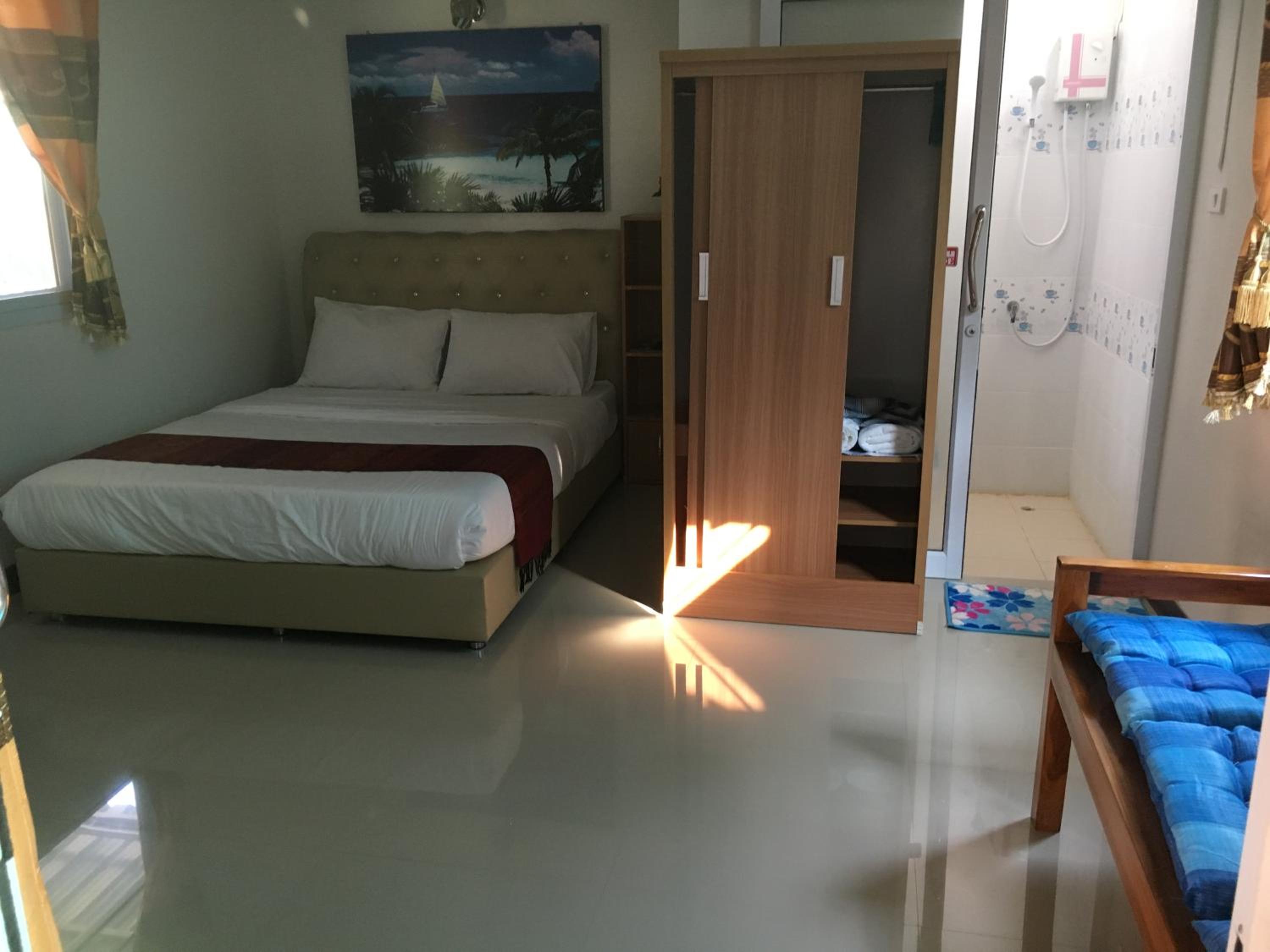 Double Room with Private Bathroom - Photo 36