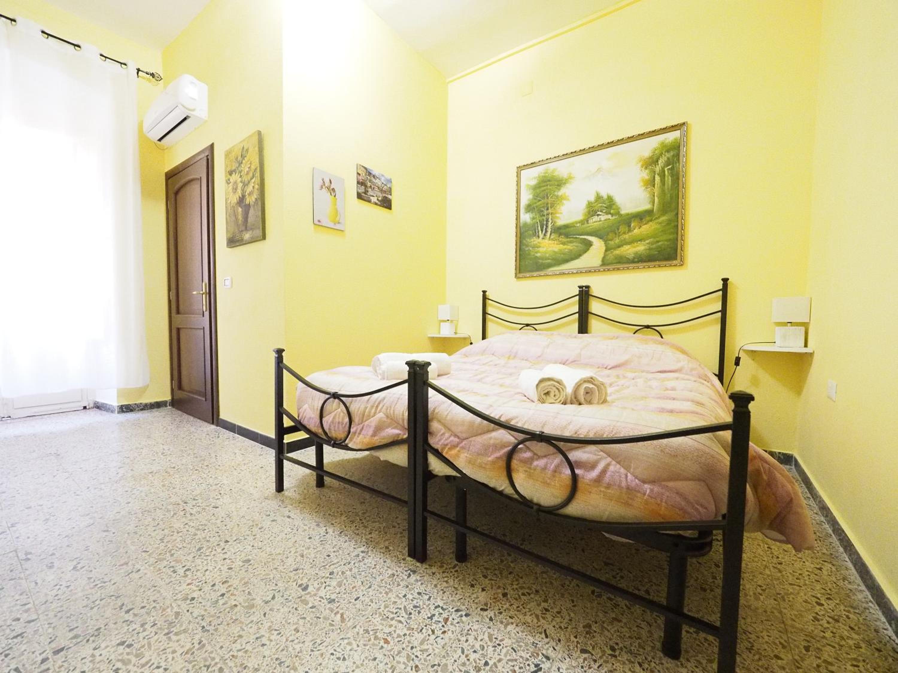Double Room with Private Bathroom - Photo 10