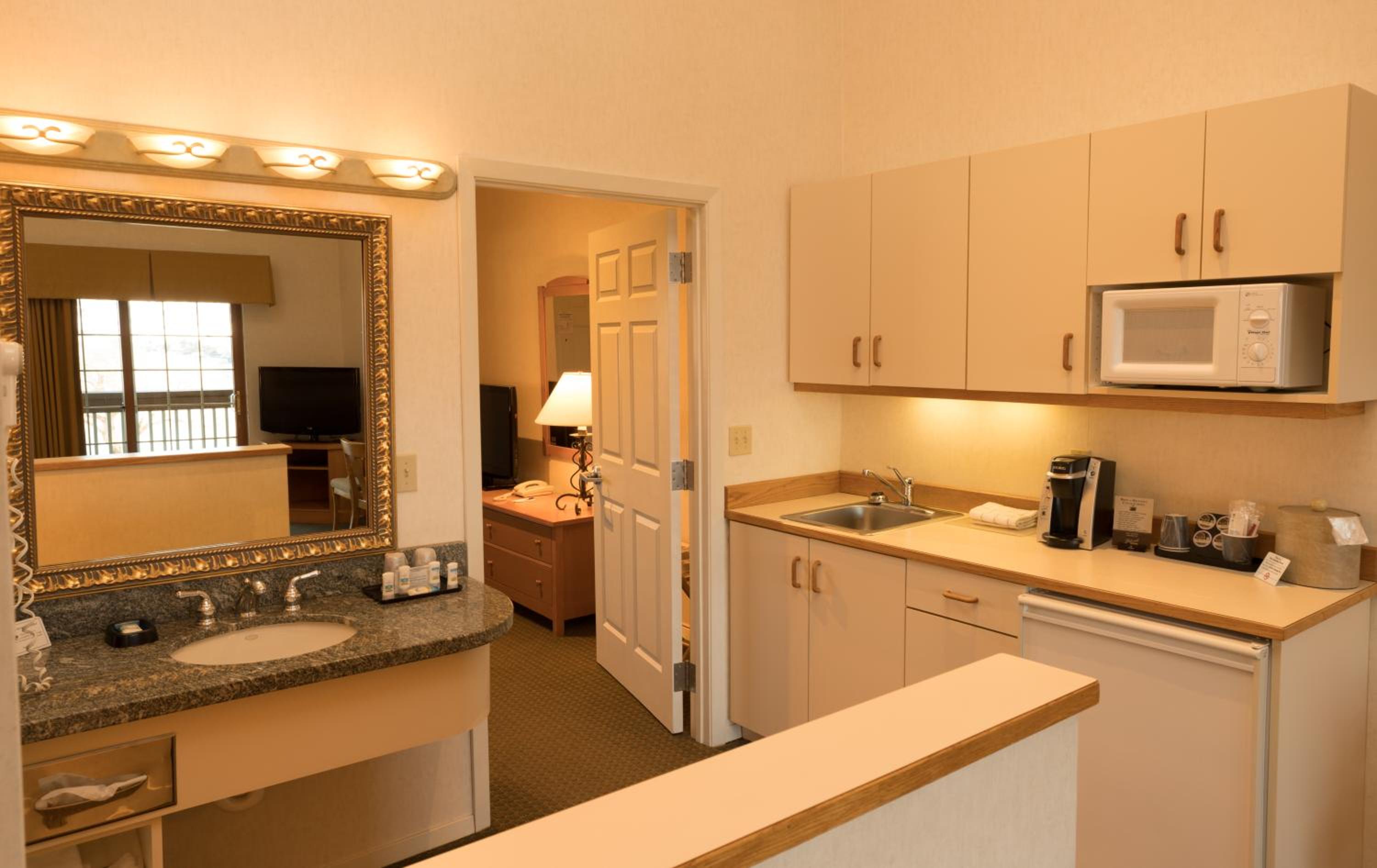 Deluxe King Suite photo 3