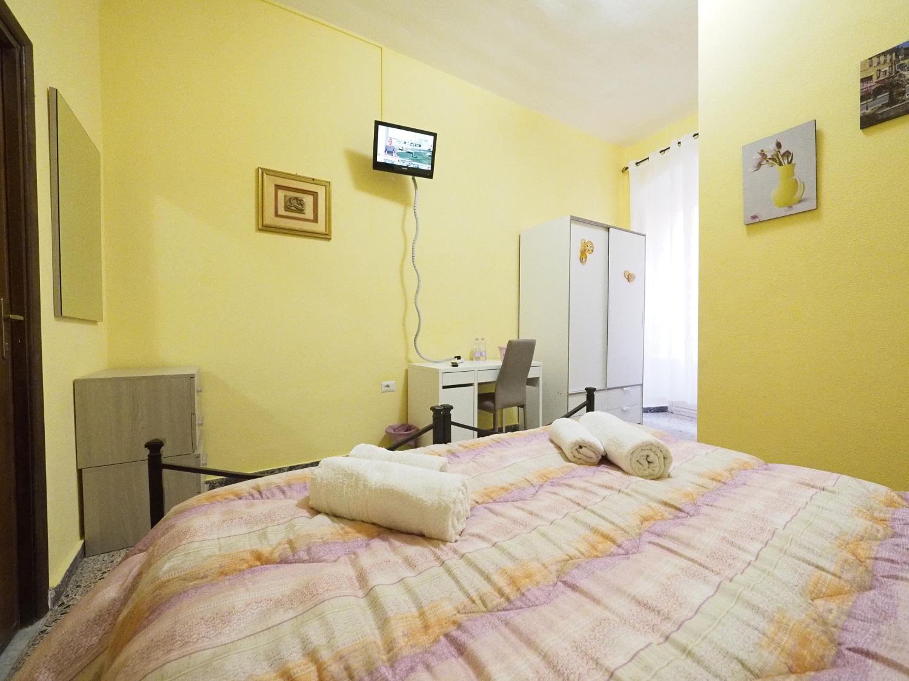 Double Room with Private Bathroom - Photo 9