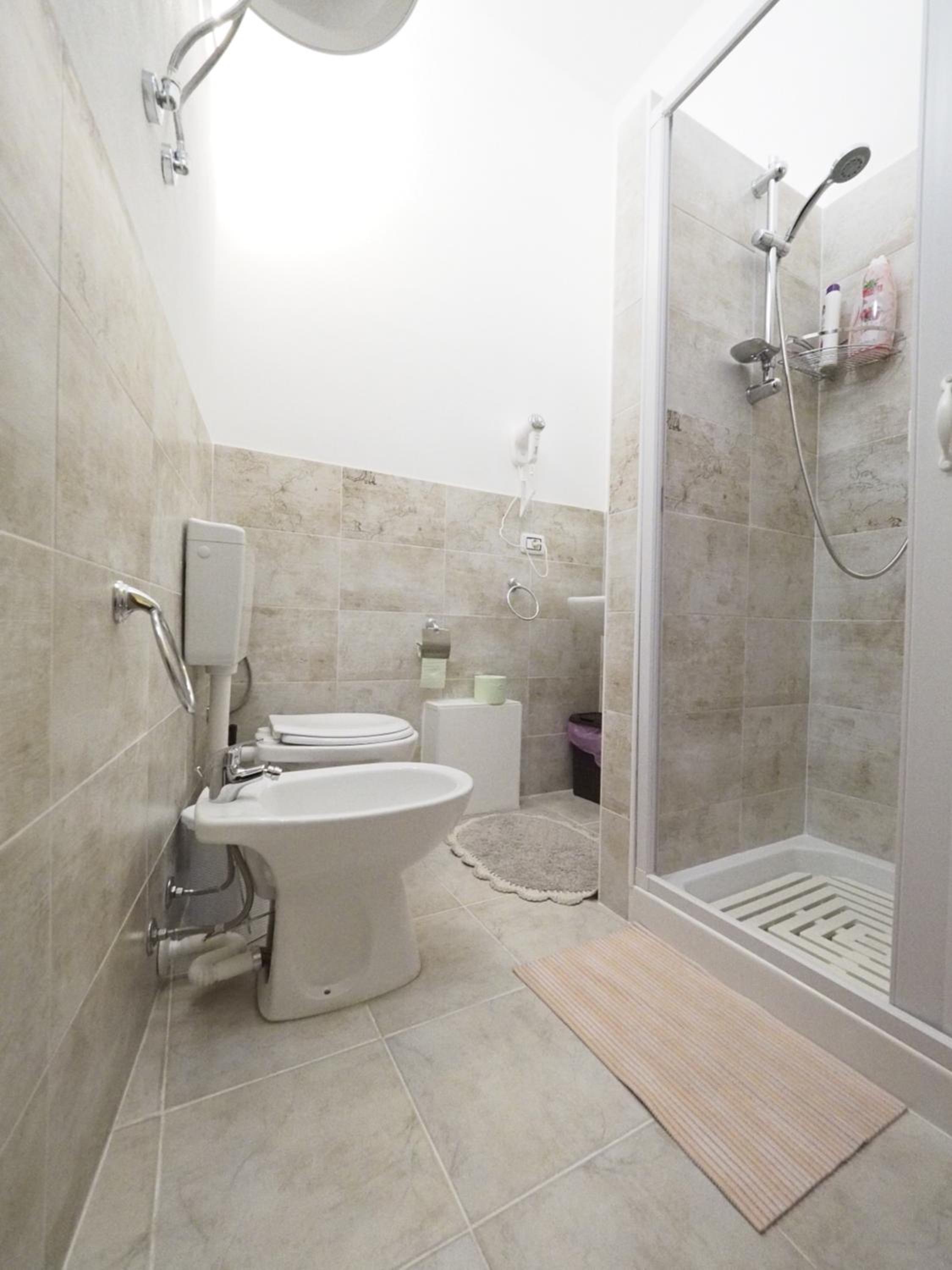 Double Room with Private Bathroom - Photo 6