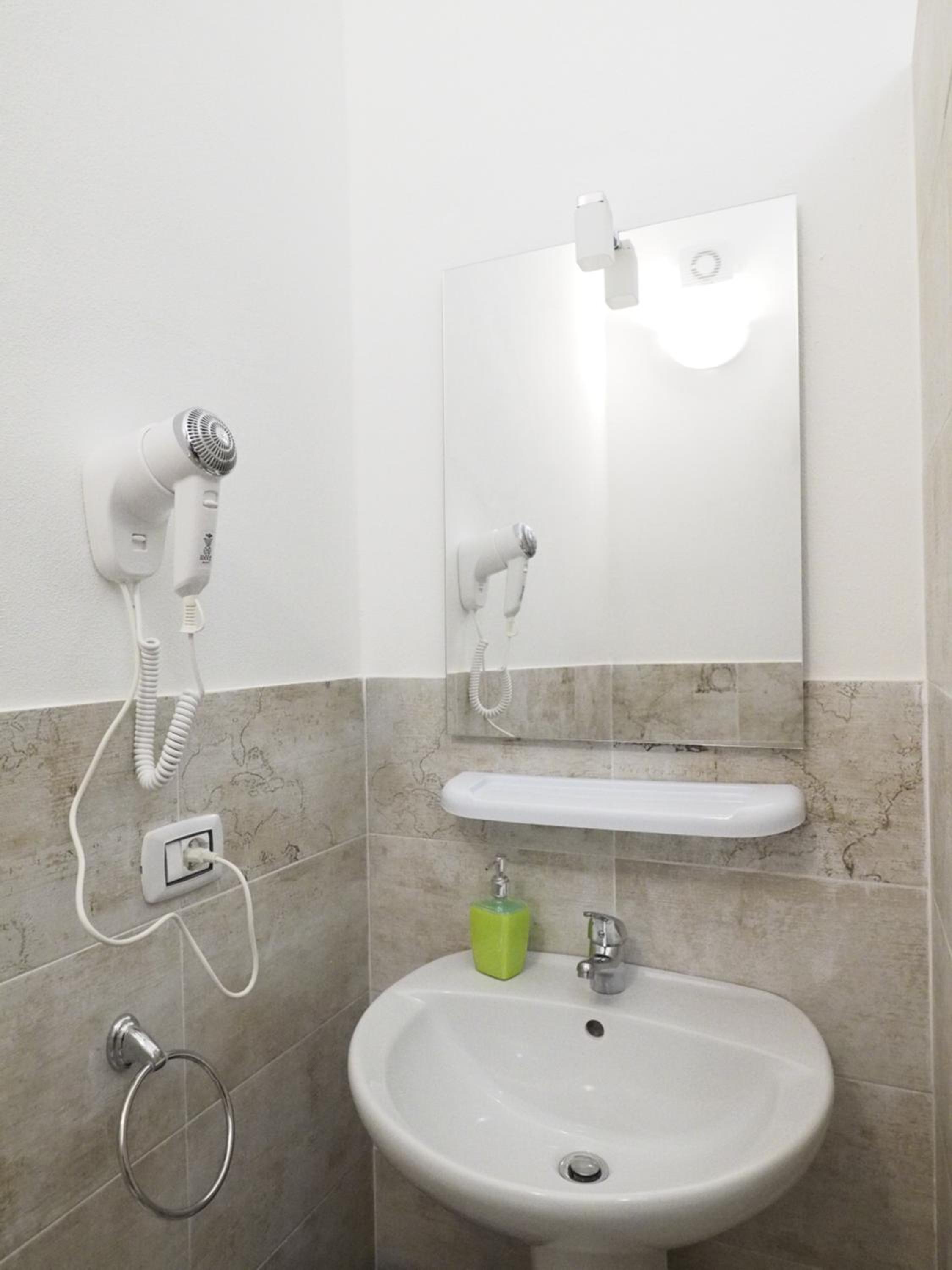 Double Room with Private Bathroom - Photo 11