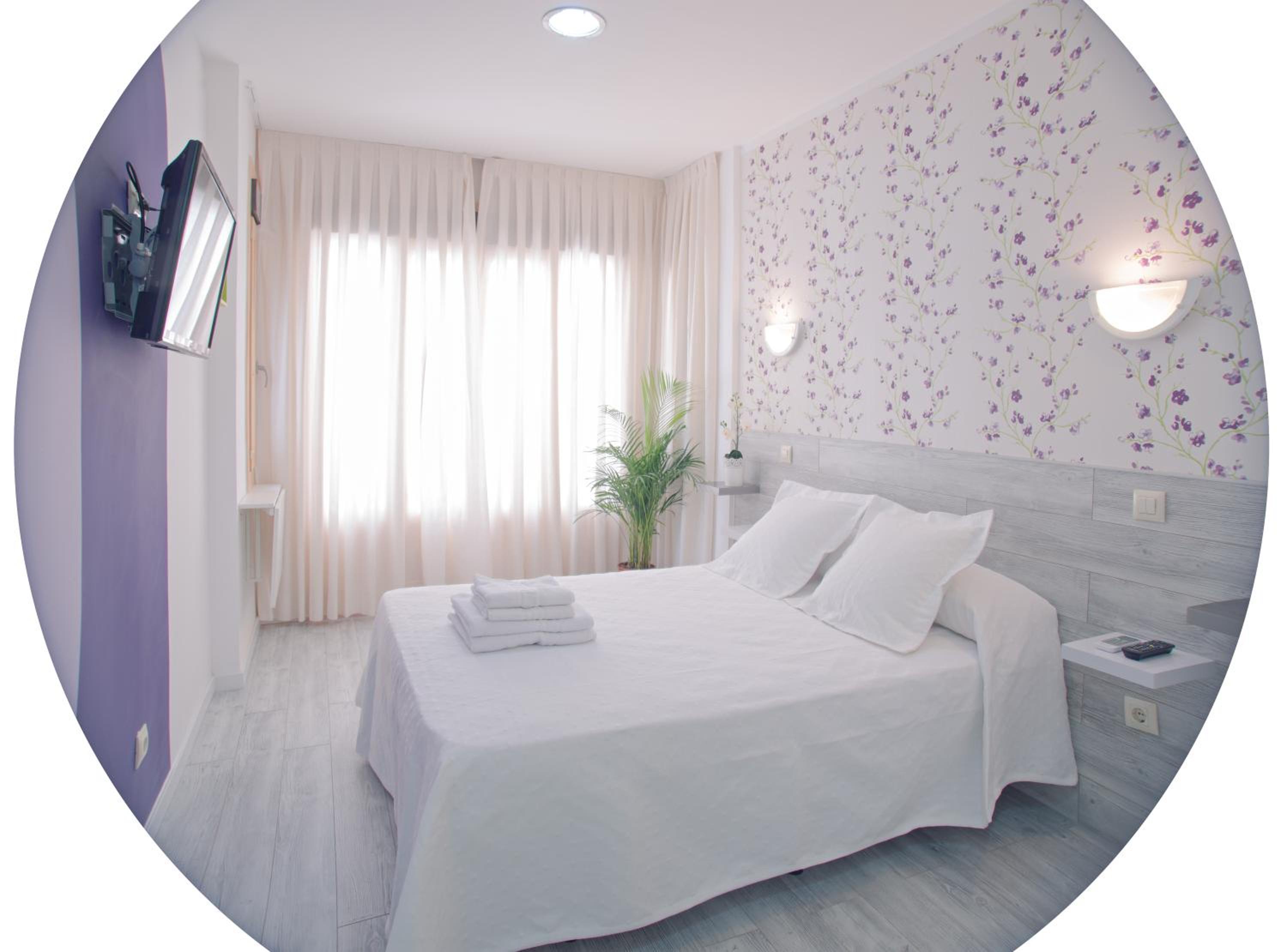 Double Room with Balcony - Photo 5