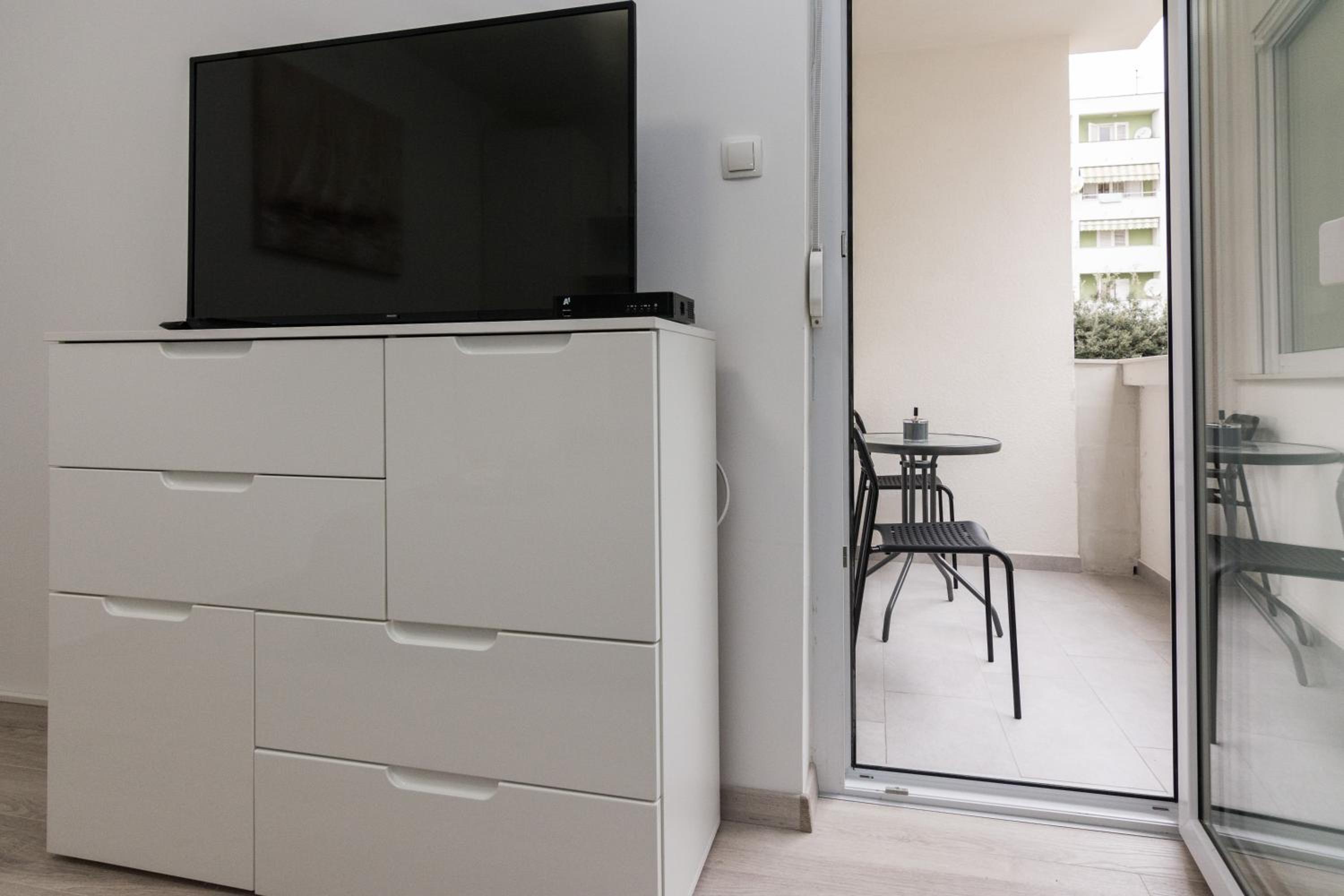 One-Bedroom Apartment - Photo 2