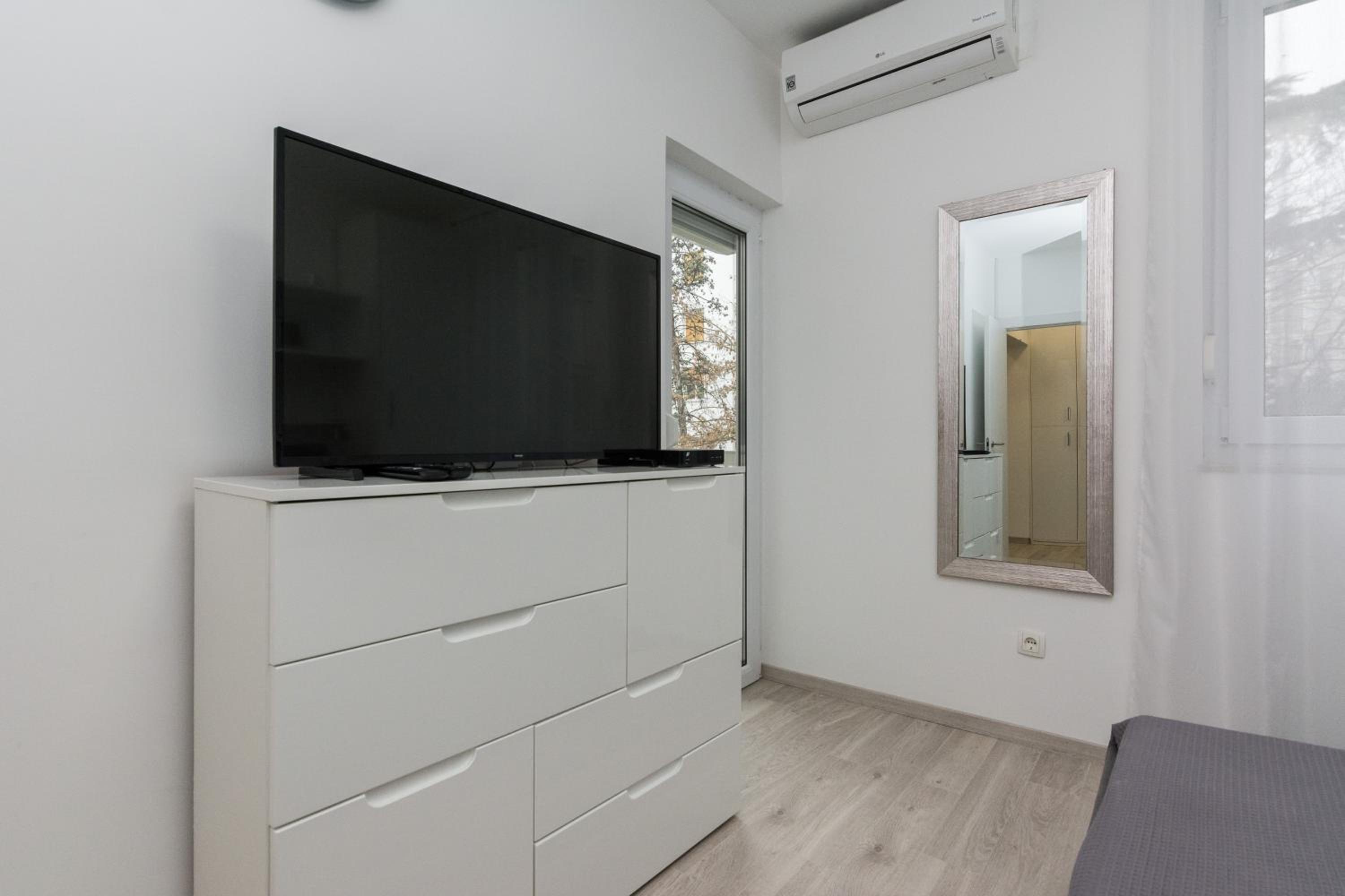 One-Bedroom Apartment - Photo 1