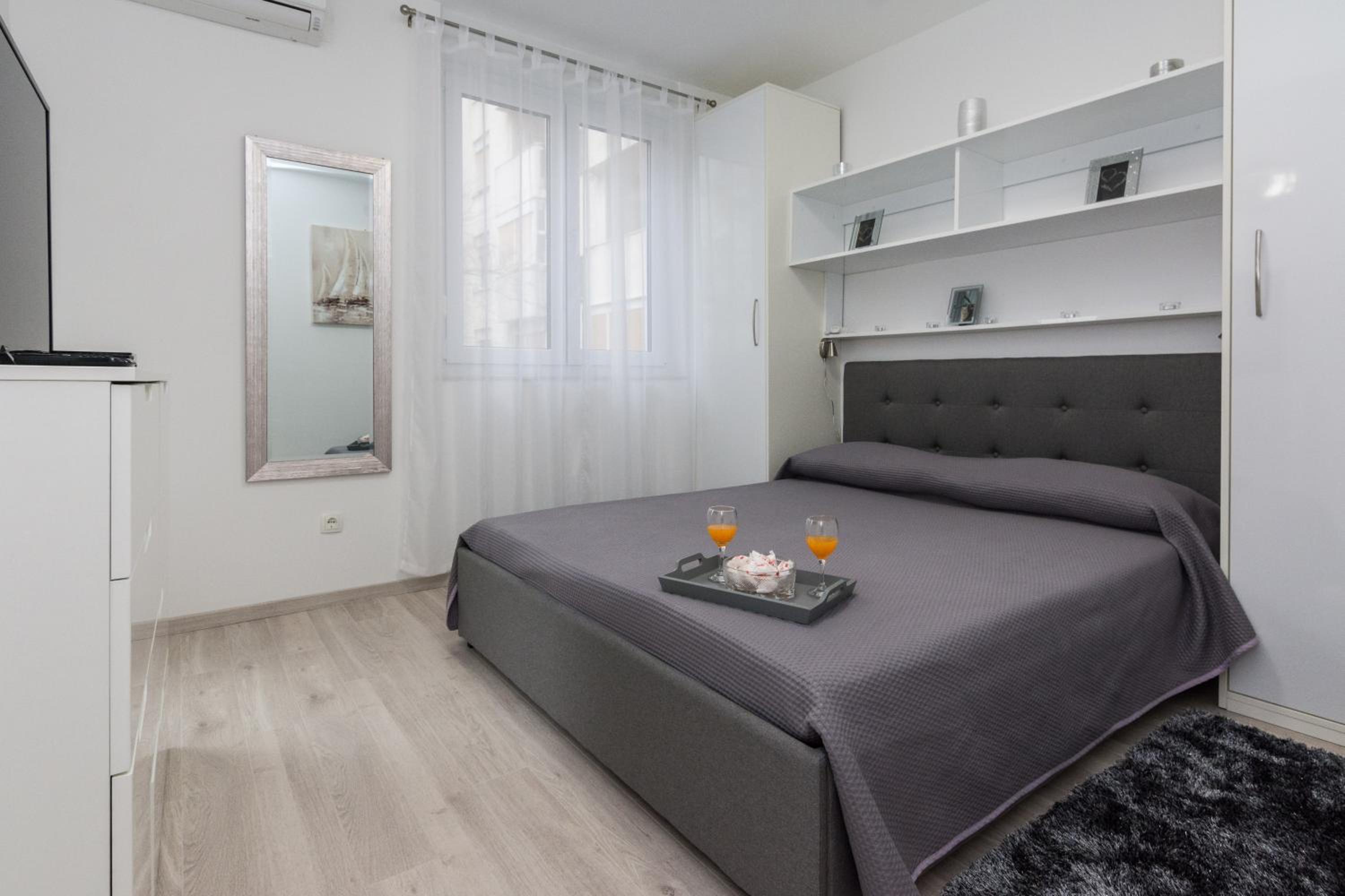 One-Bedroom Apartment - Photo 3