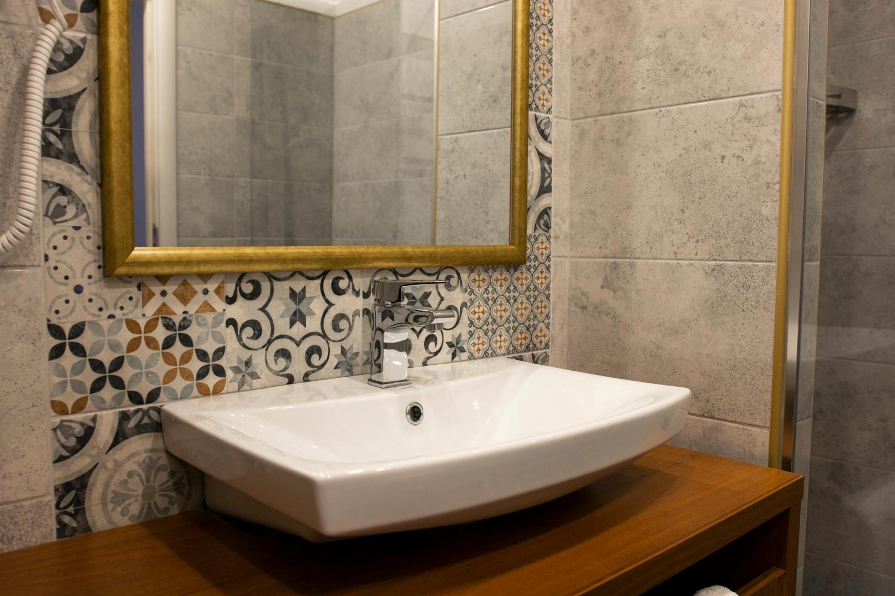 Standard Double or Twin Room - Photo 18