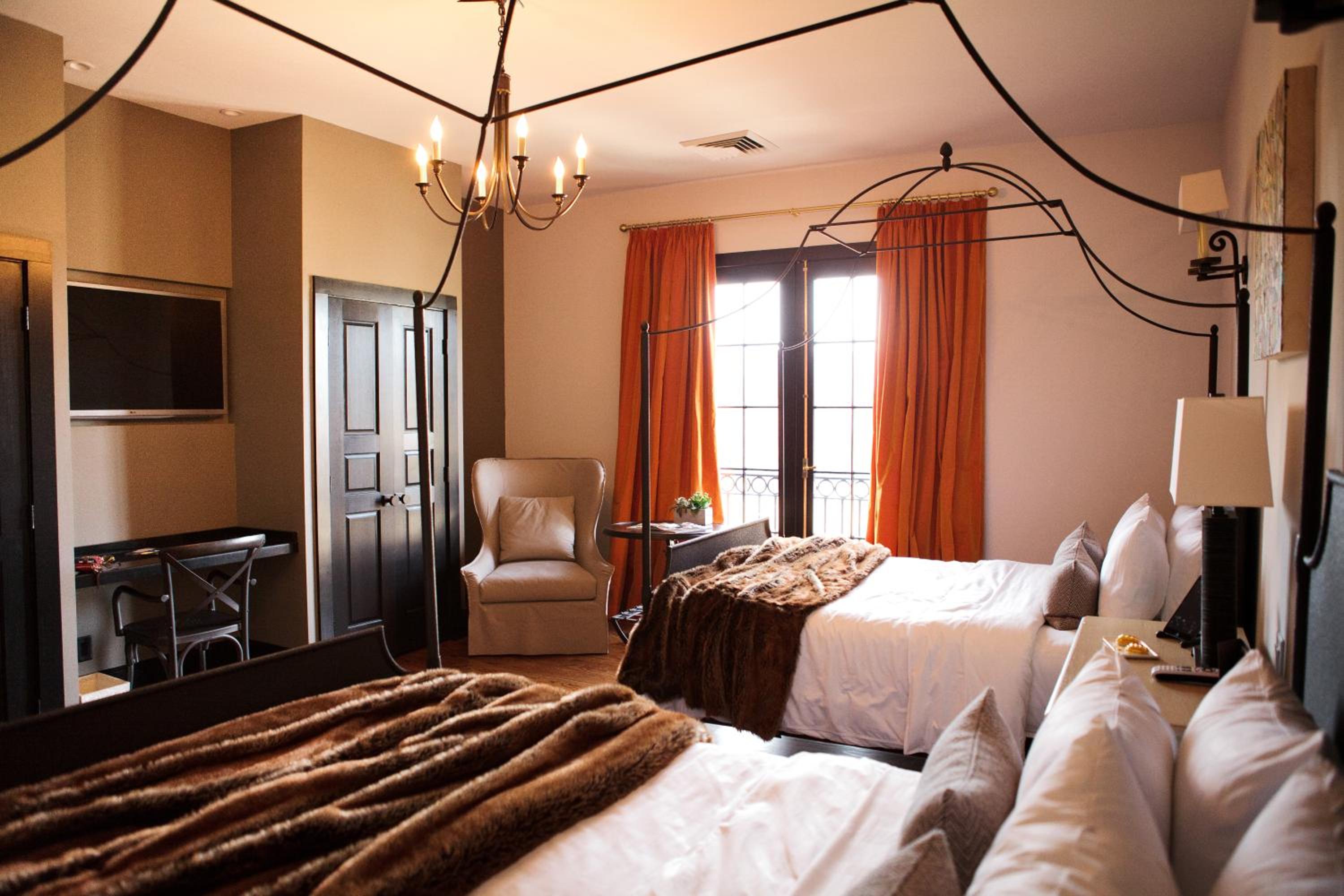 Queen Room With Two Queen Beds photo 2