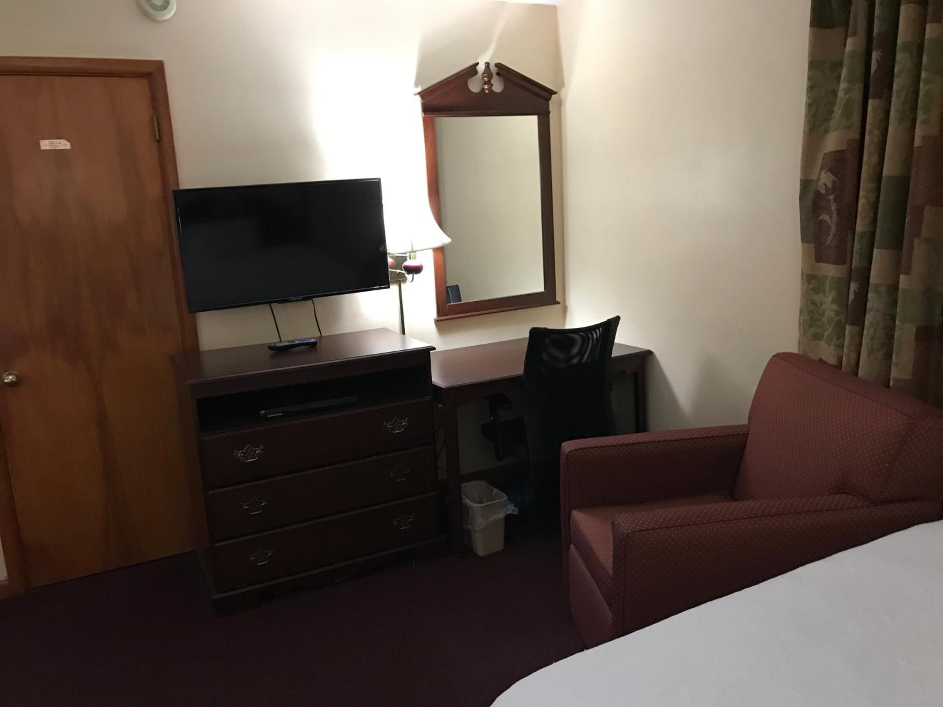 Queen Room with Two Queen Beds photo 2