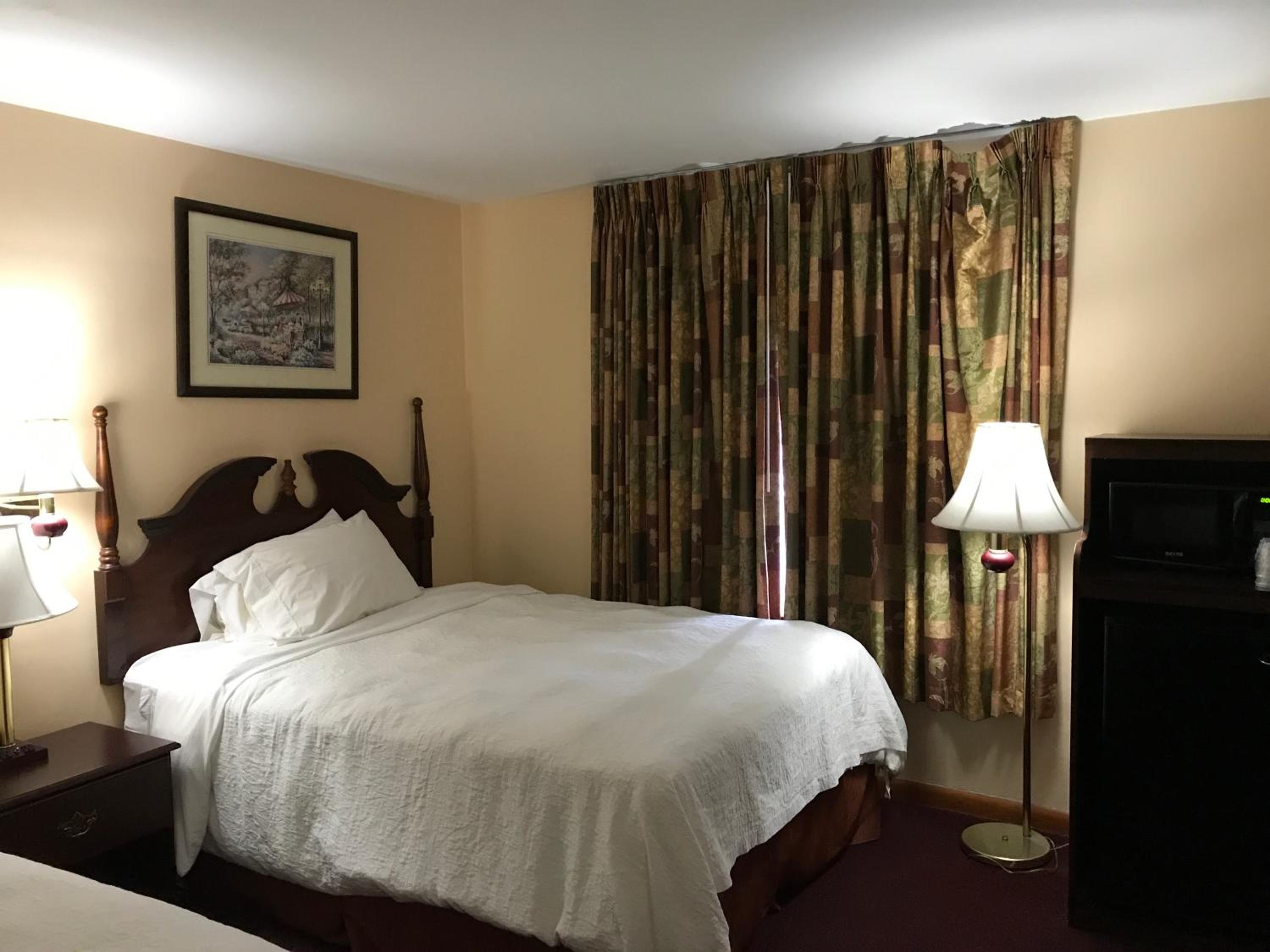 Queen Room with Two Queen Beds photo 3