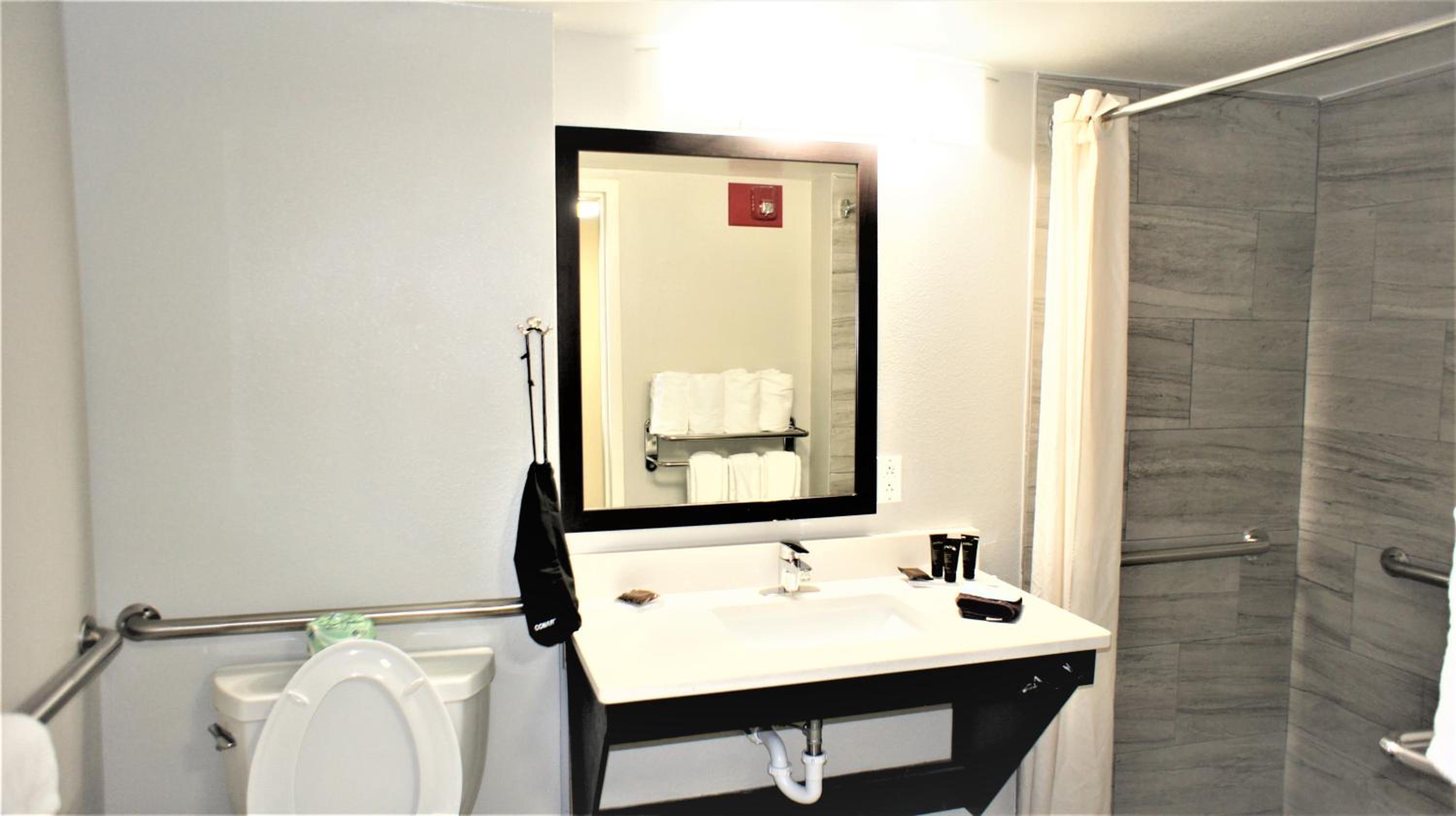 Queen Room with Two Queen Beds - Disability Access/Non-Smoking - Photo 3