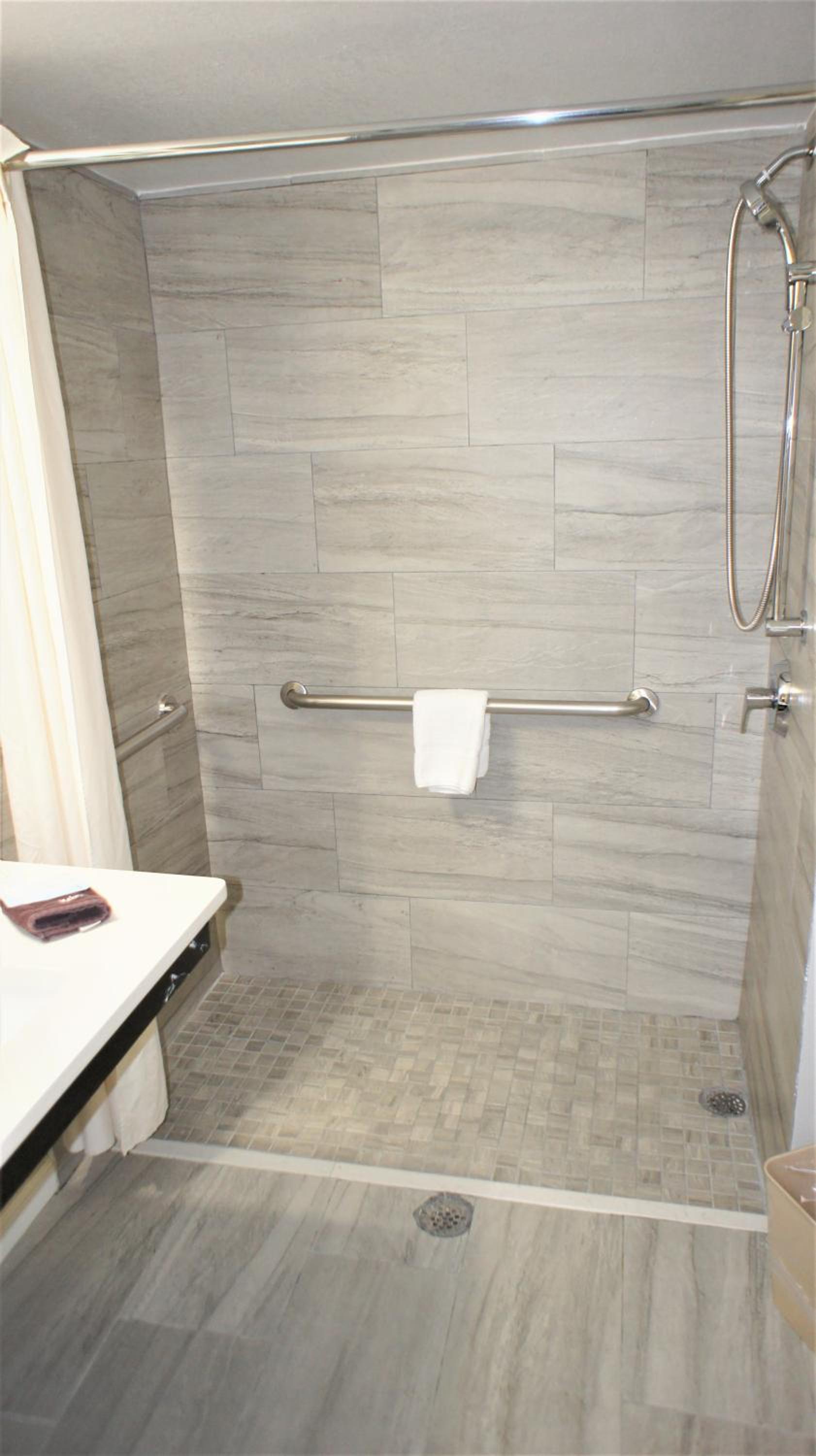 Queen Room with Two Queen Beds - Disability Access/Non-Smoking - Photo 4