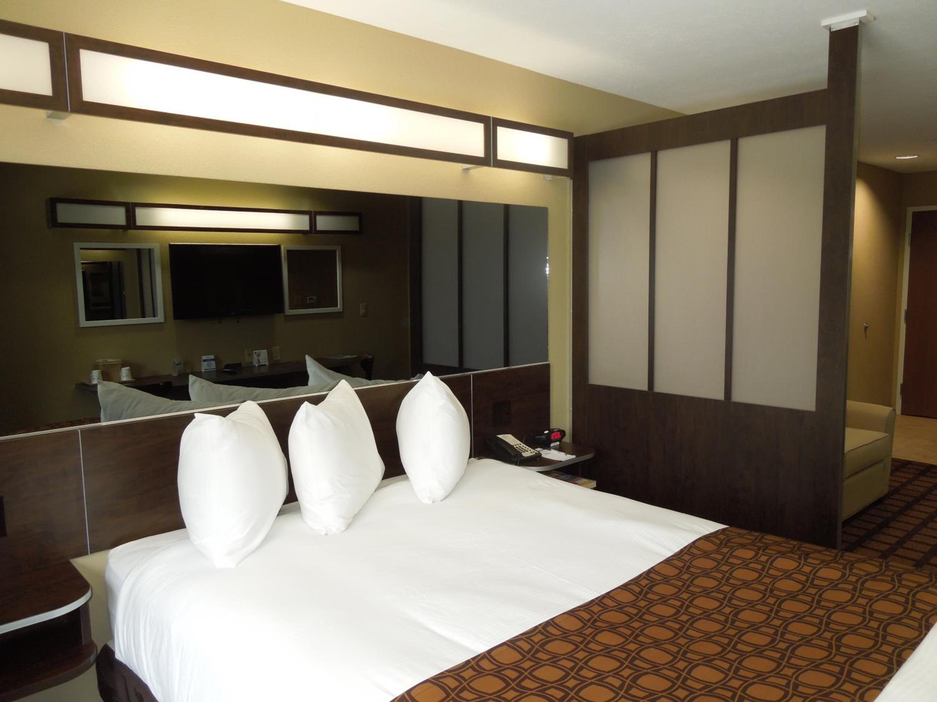 Queen Room - Non-Smoking - Photo 3
