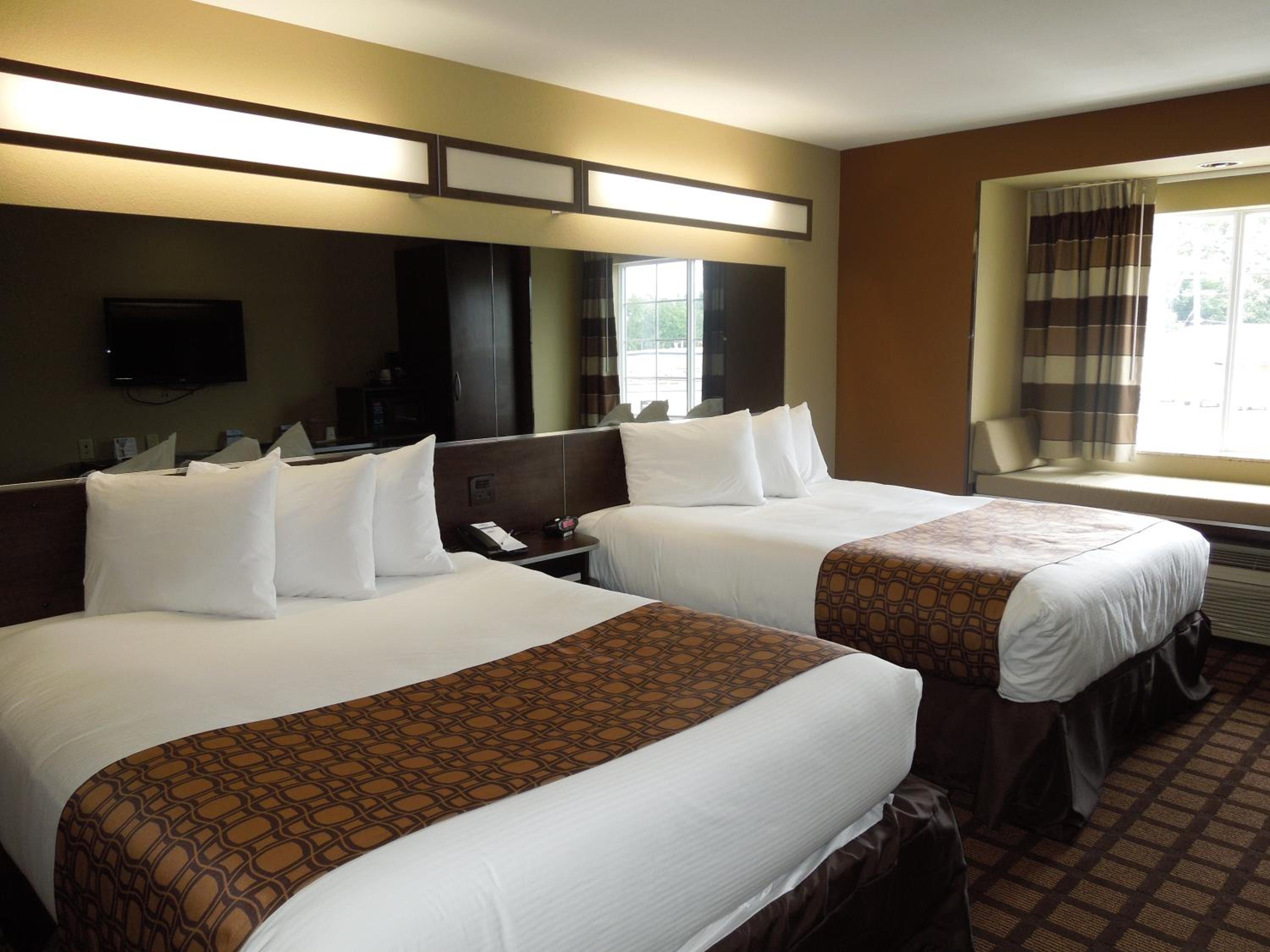 Queen Room with Two Queen Beds - Non-Smoking - Photo 3