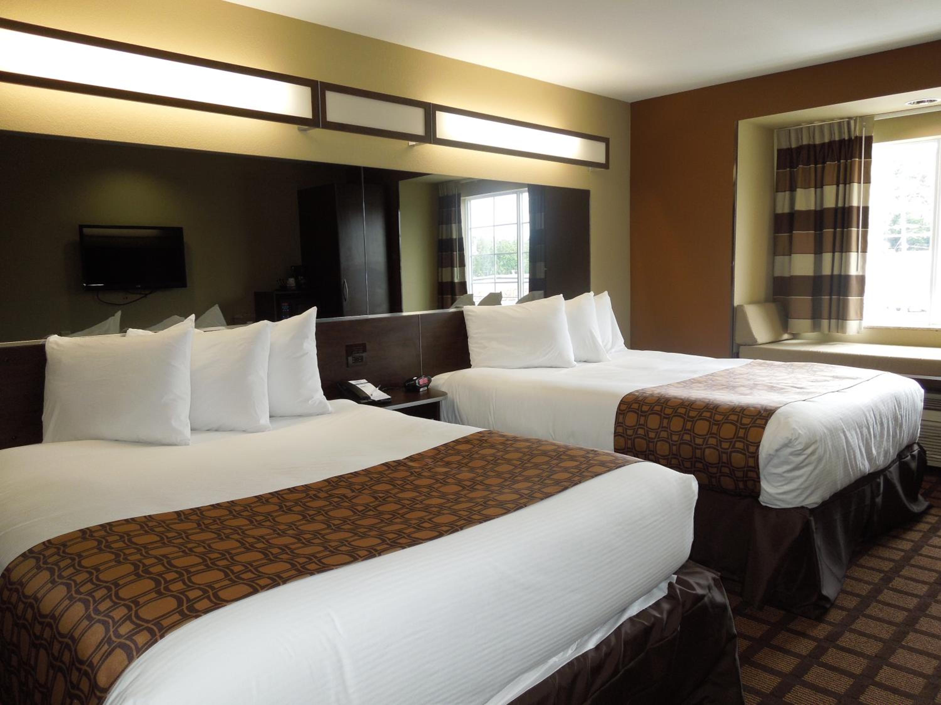 Queen Room with Two Queen Beds - Non-Smoking - Photo 1