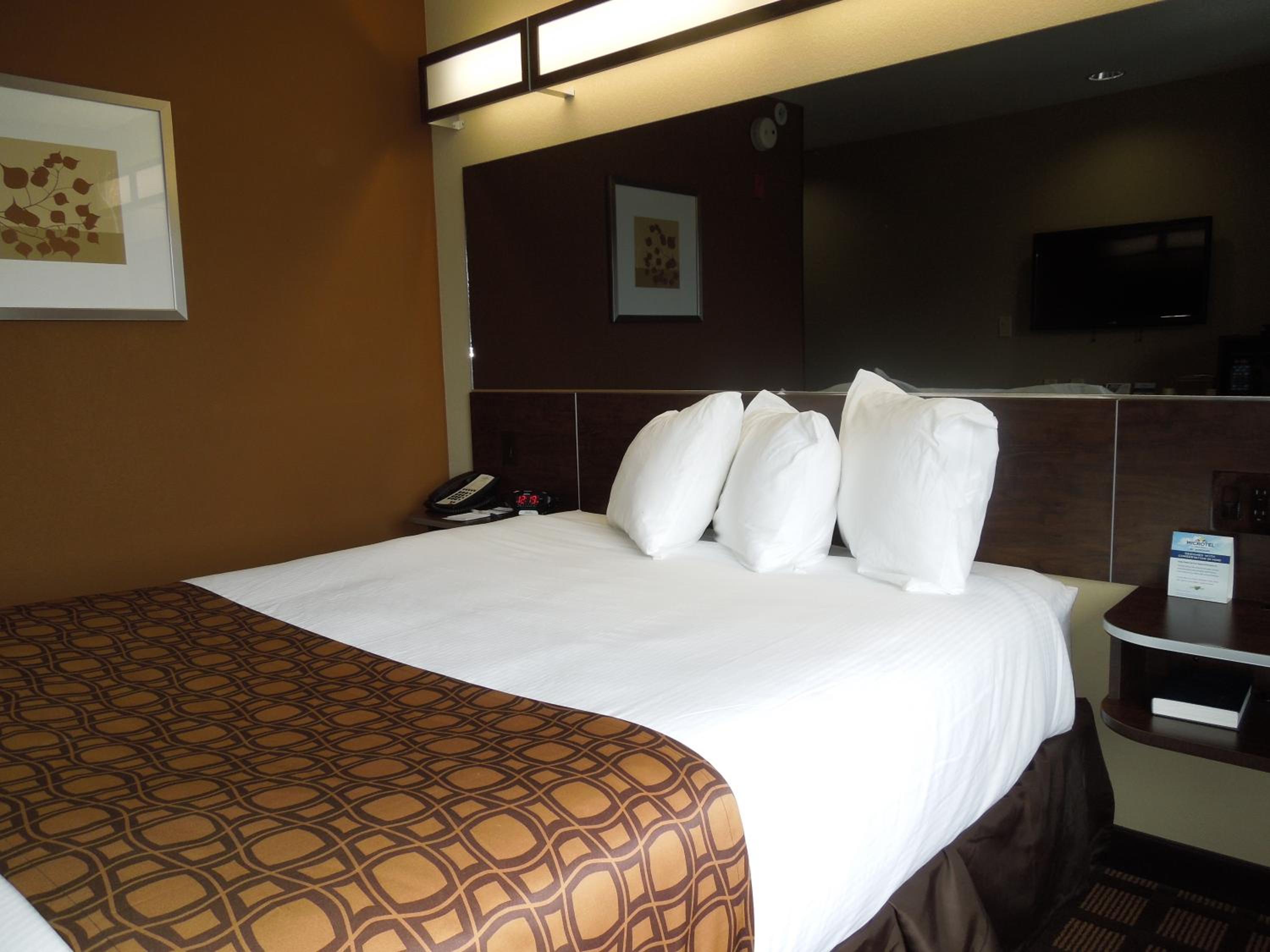 Queen Studio Suite - Non-Smoking - Photo 2