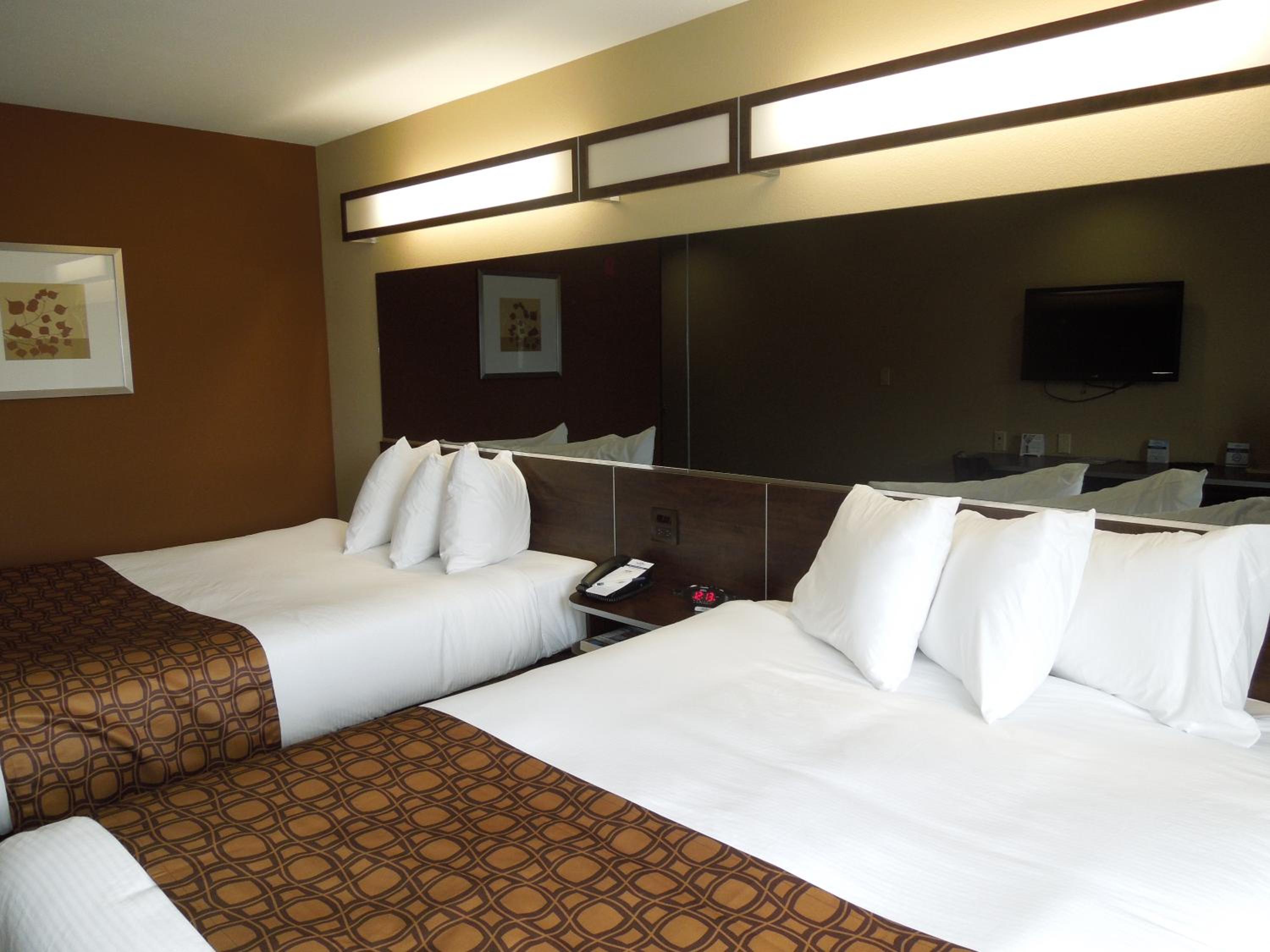 Queen Room with Two Queen Beds - Non-Smoking - Photo 4