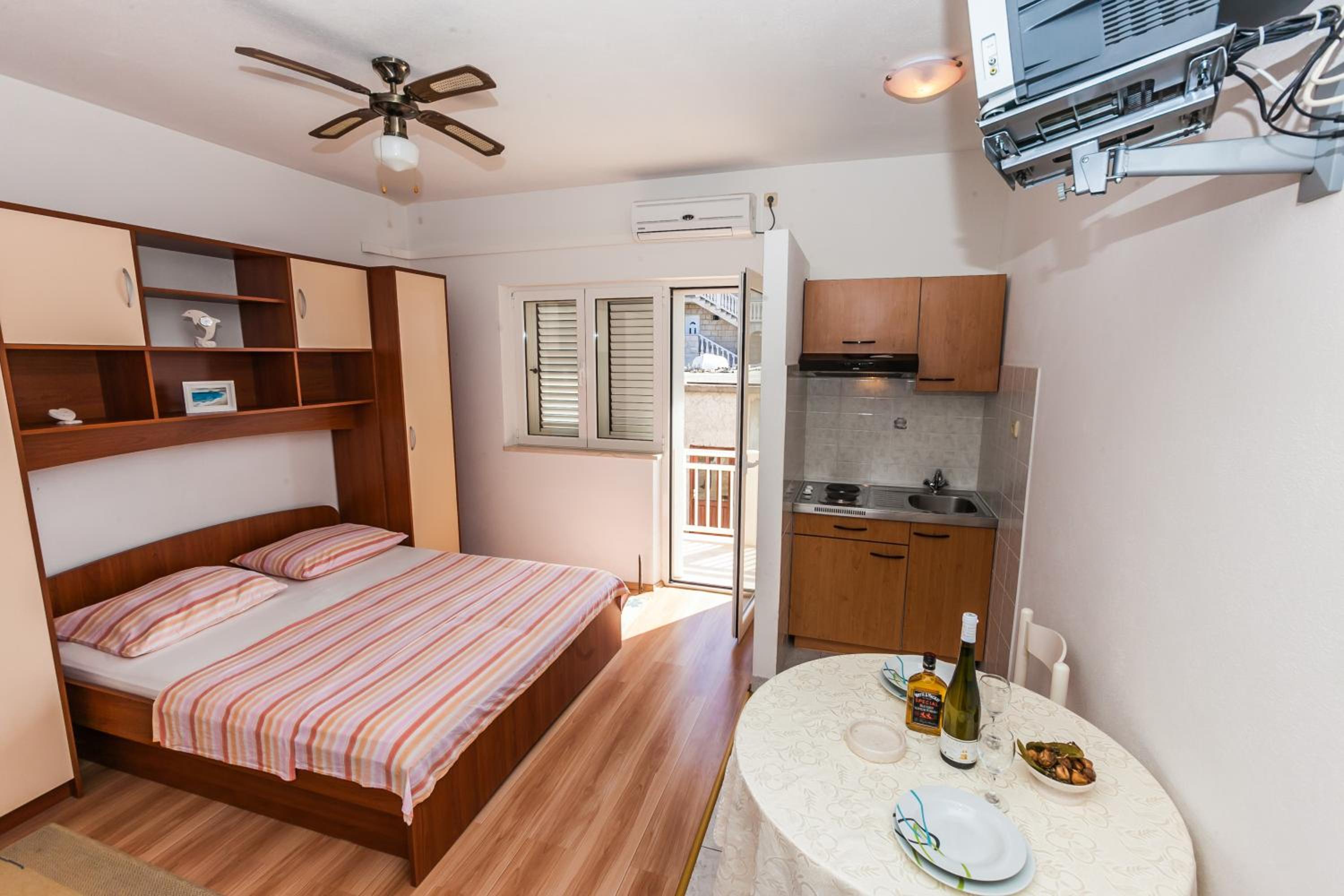 One-Bedroom Apartment photo 1