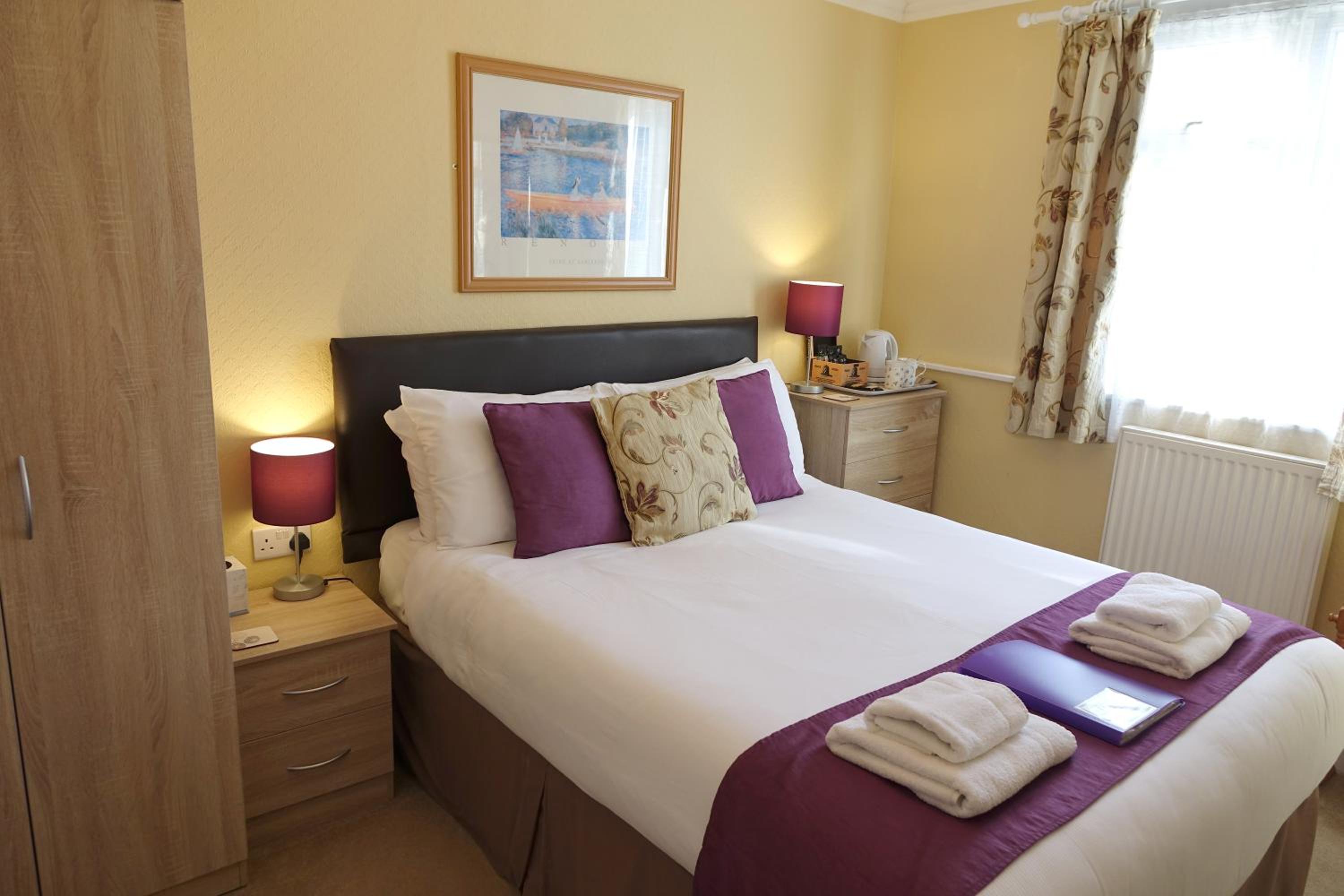 Small Double Room with Separate Private Bathroom photo 2