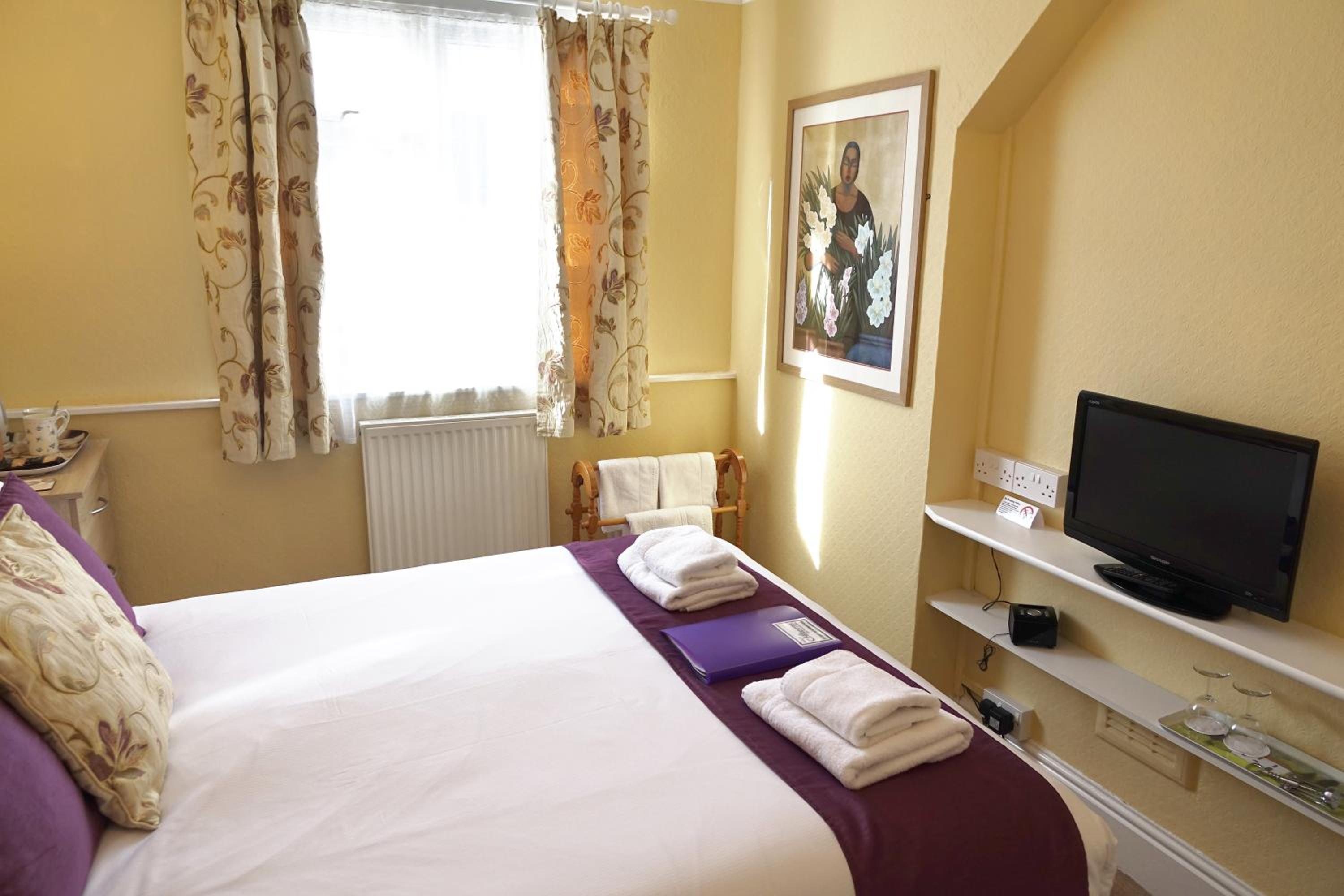 Small Double Room with Separate Private Bathroom photo 3