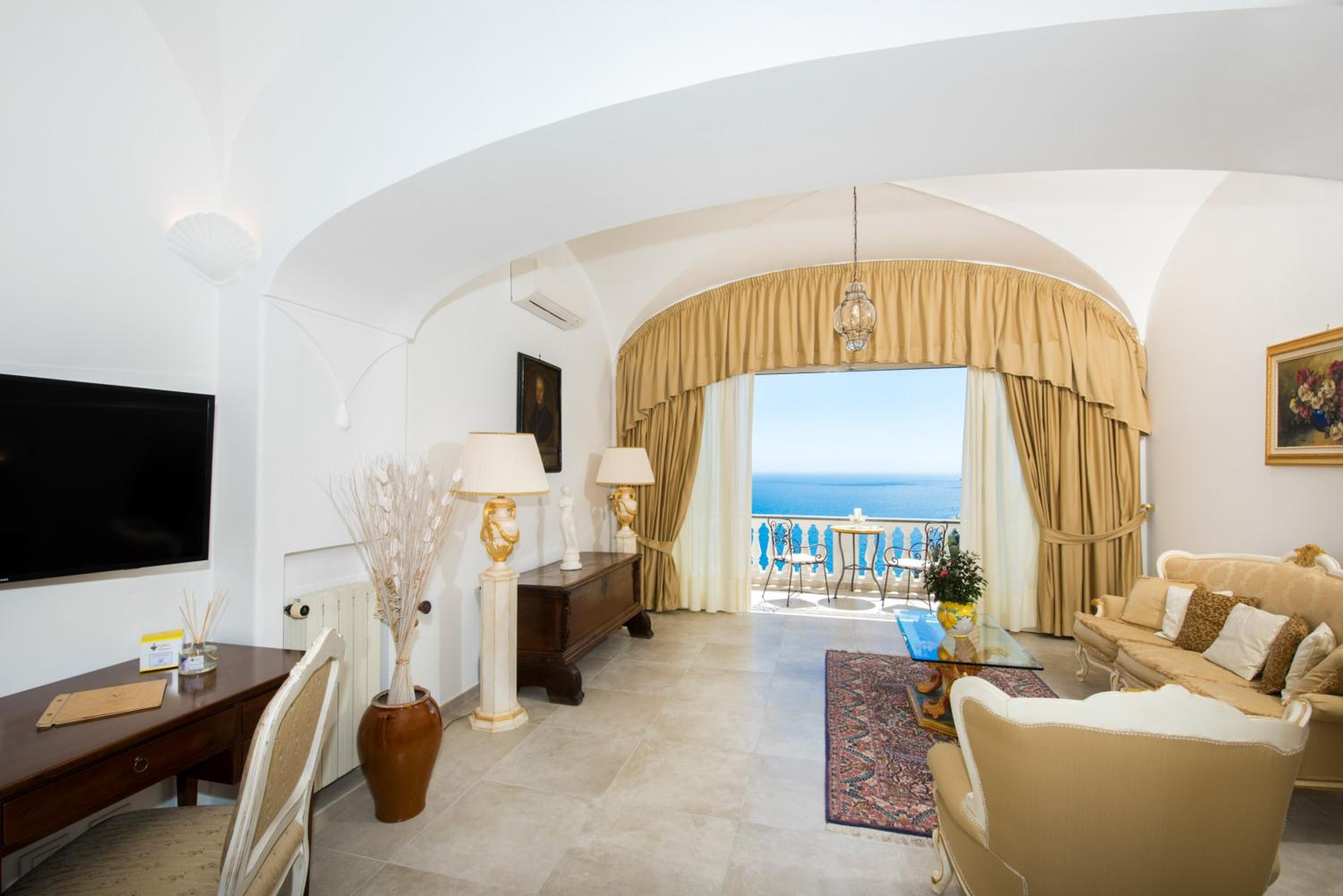 Superior Suite with Sea View - Photo 3