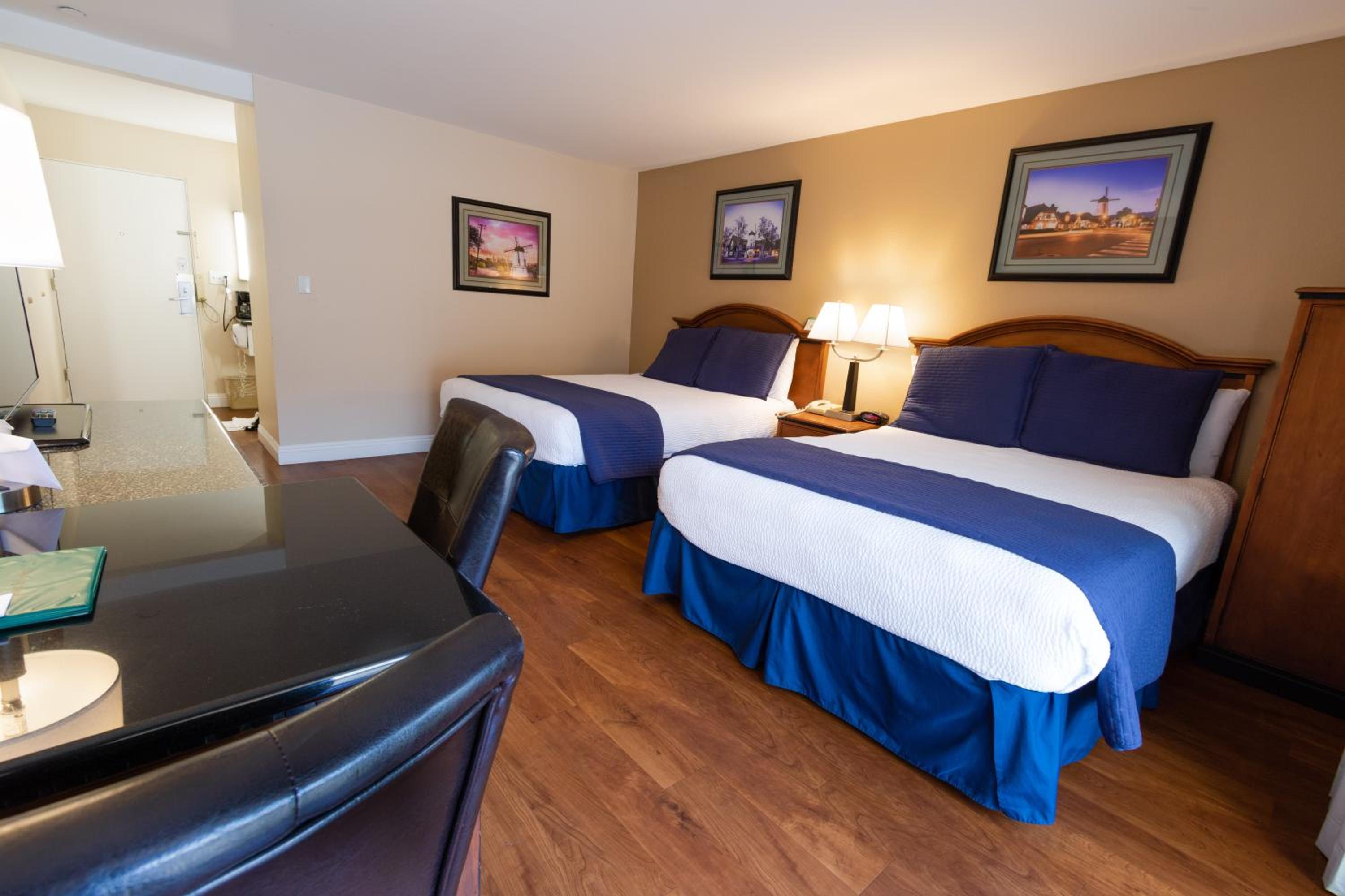 Deluxe Queen Room with Two Queen Beds Downstairs photo 1