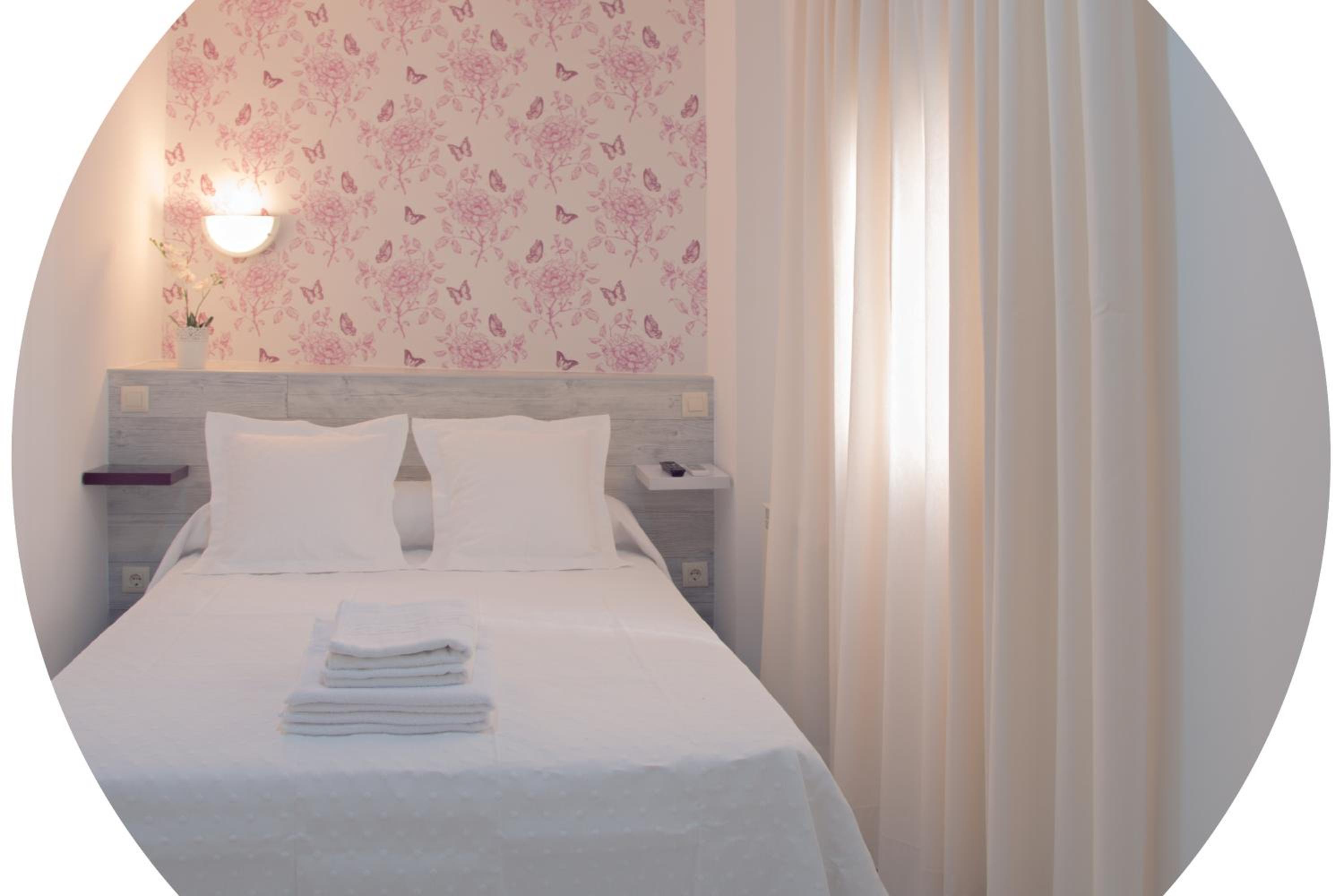 Double or Twin Room with Private Bathroom - Photo 3
