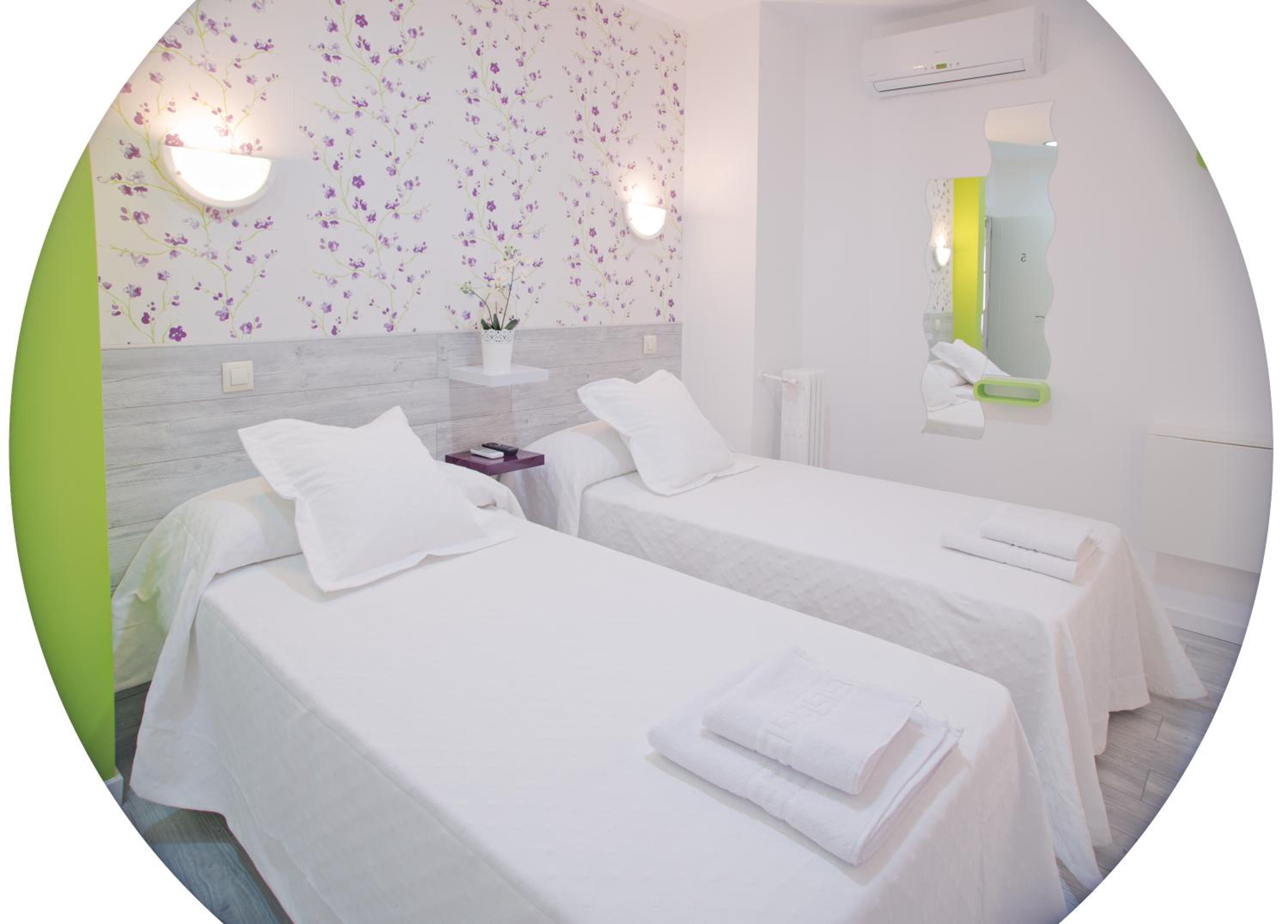 Double or Twin Room with Private Bathroom - Photo 4