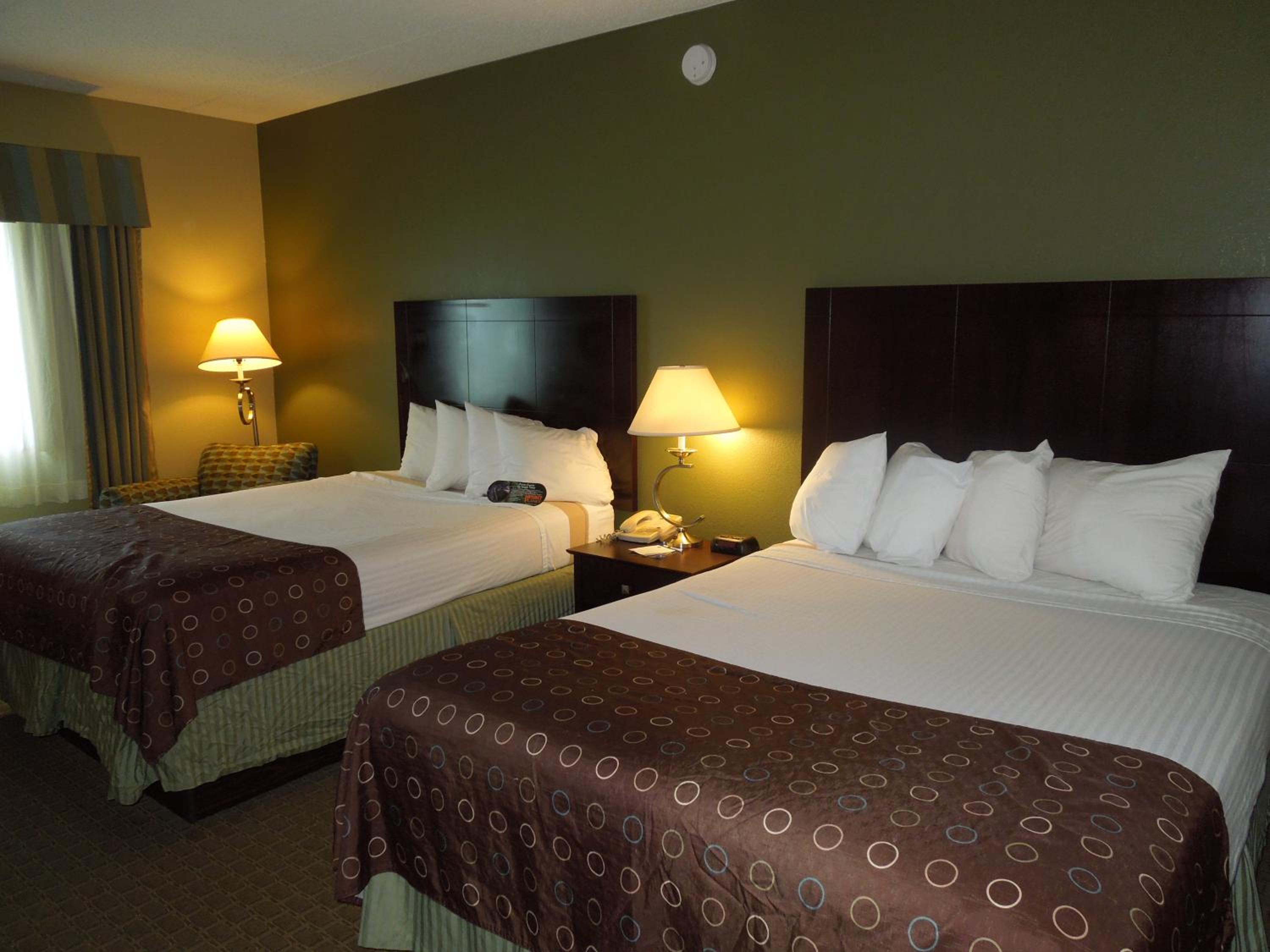 Queen Room with Two Queen Beds - Non-Smoking - Photo 7