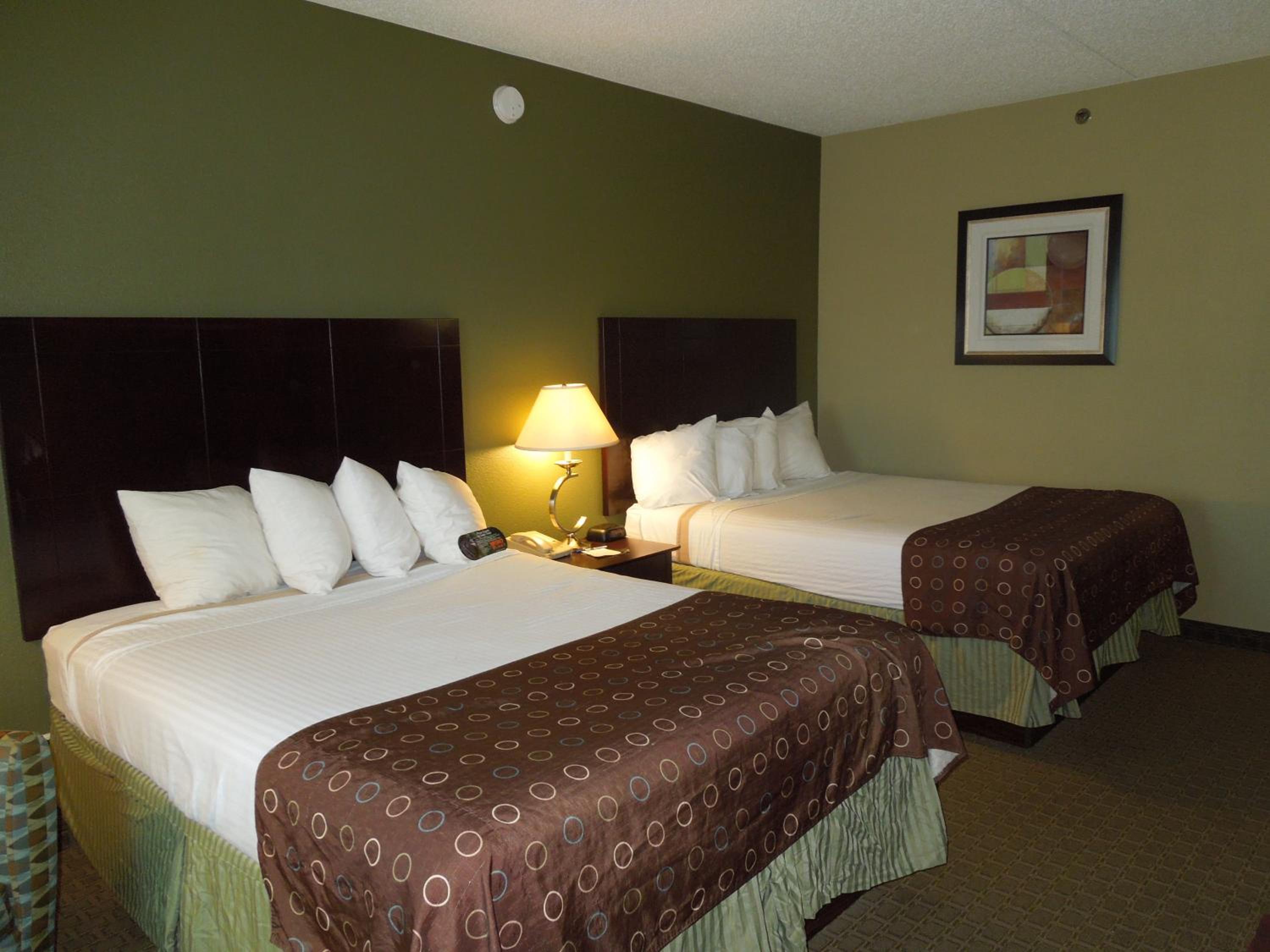 Queen Room with Two Queen Beds - Non-Smoking - Photo 8