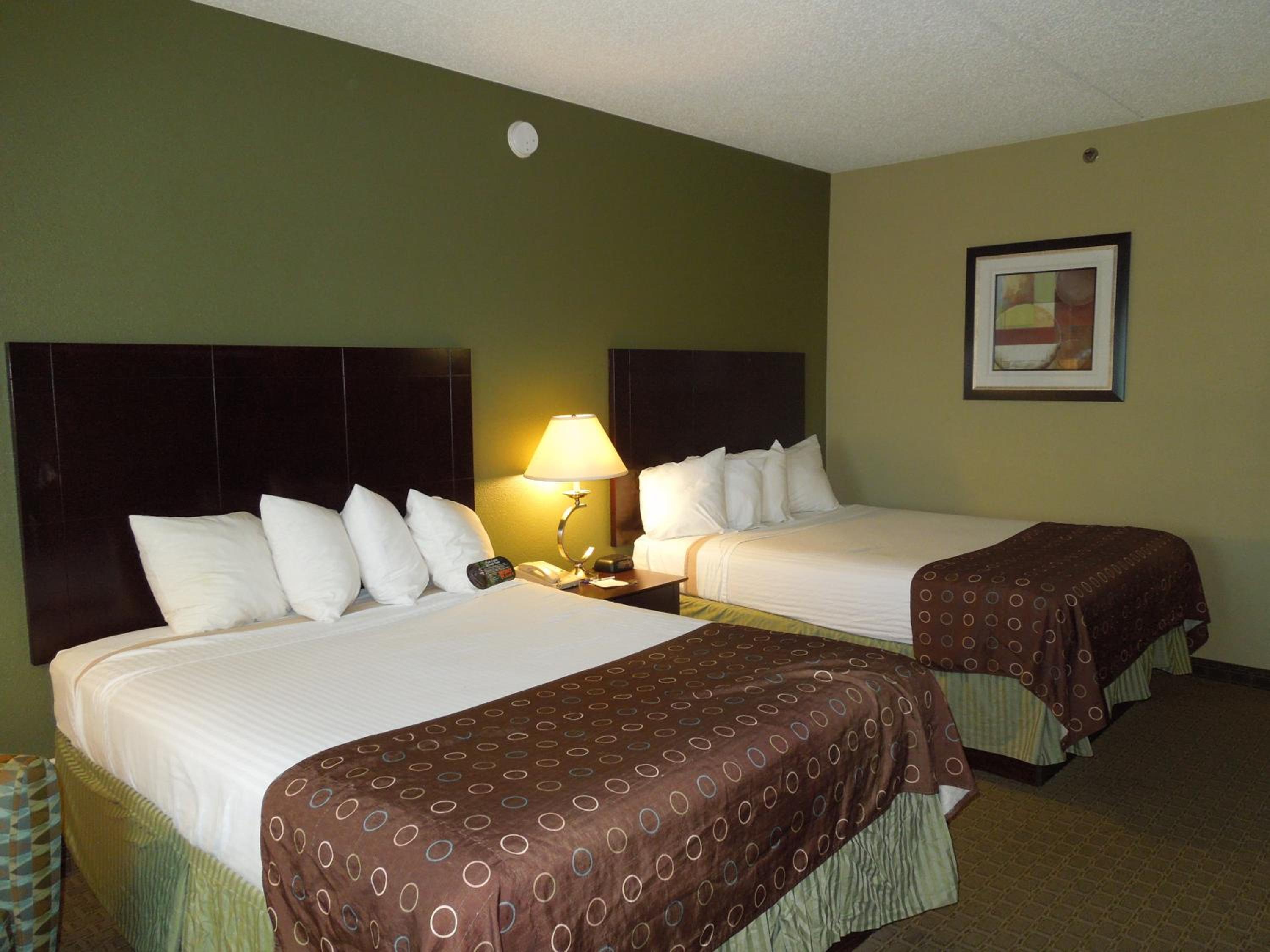 Queen Suite with Two Queen Beds and Sofa Bed - Kitchenette/Non-Smoking - Photo 6