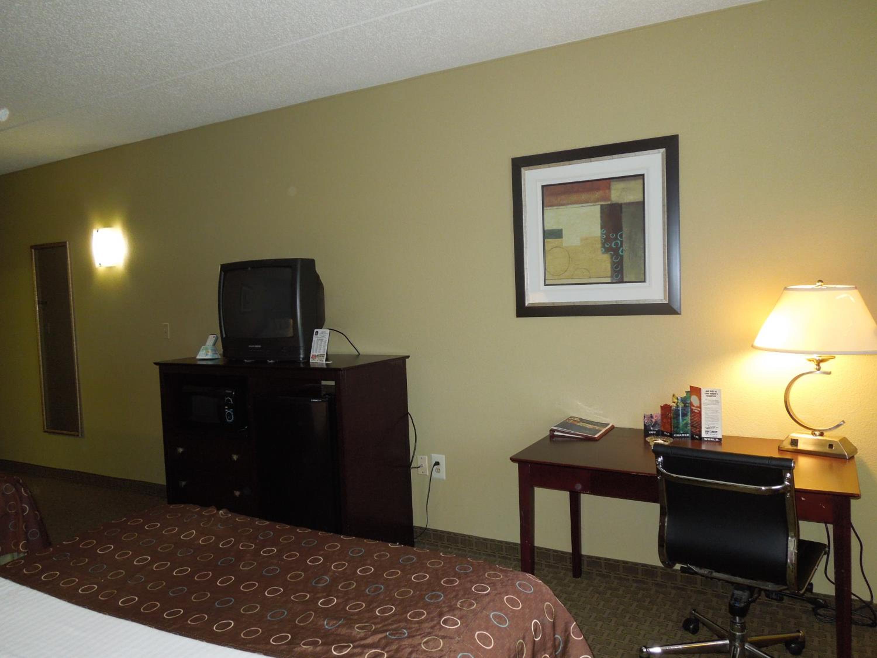 Queen Suite with Roll-in Shower - Mobility Accessible/Non-Smoking - Photo 4