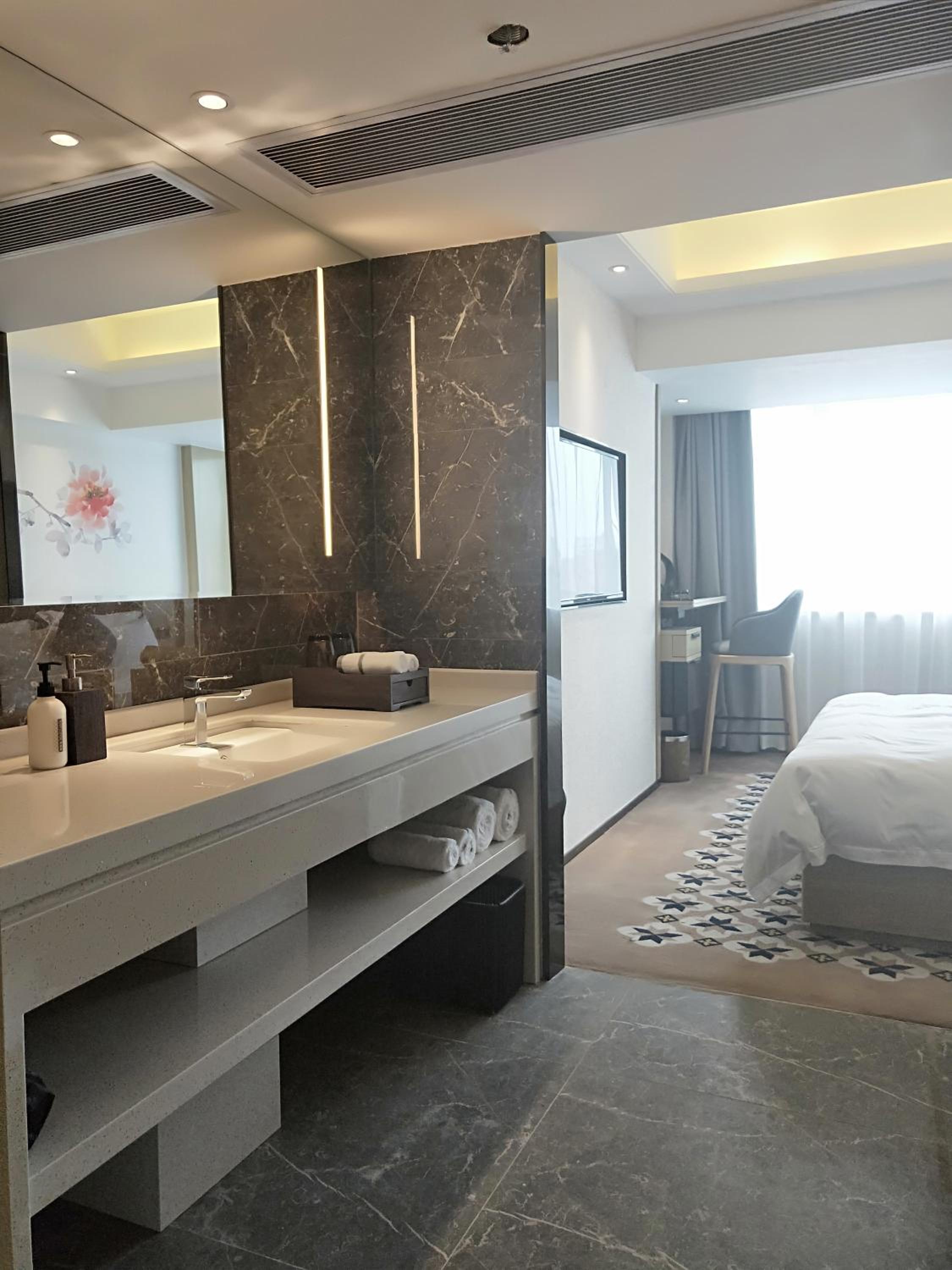 Deluxe Queen Room photo 3