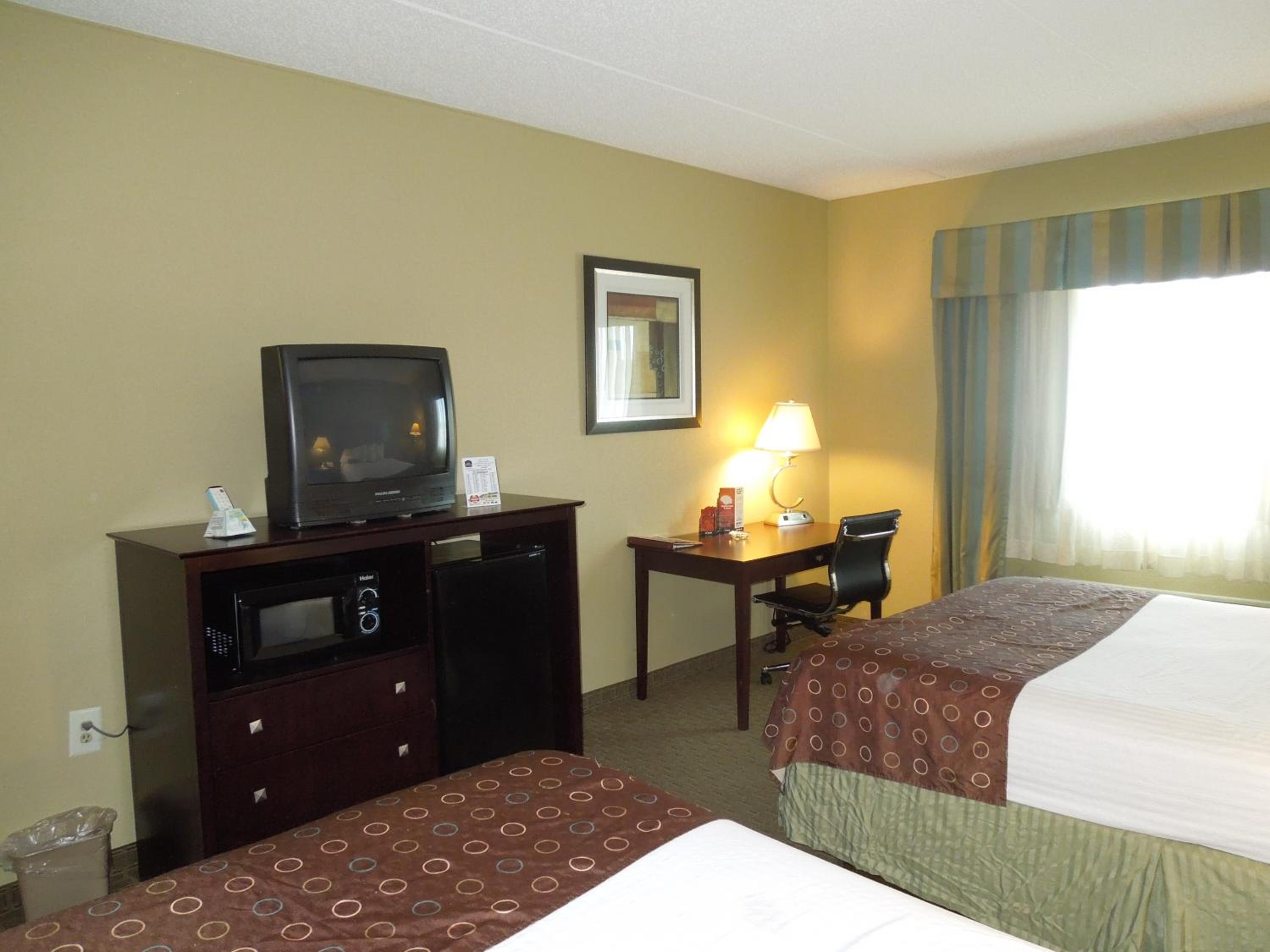 Queen Room with Two Queen Beds - Non-Smoking - Photo 2