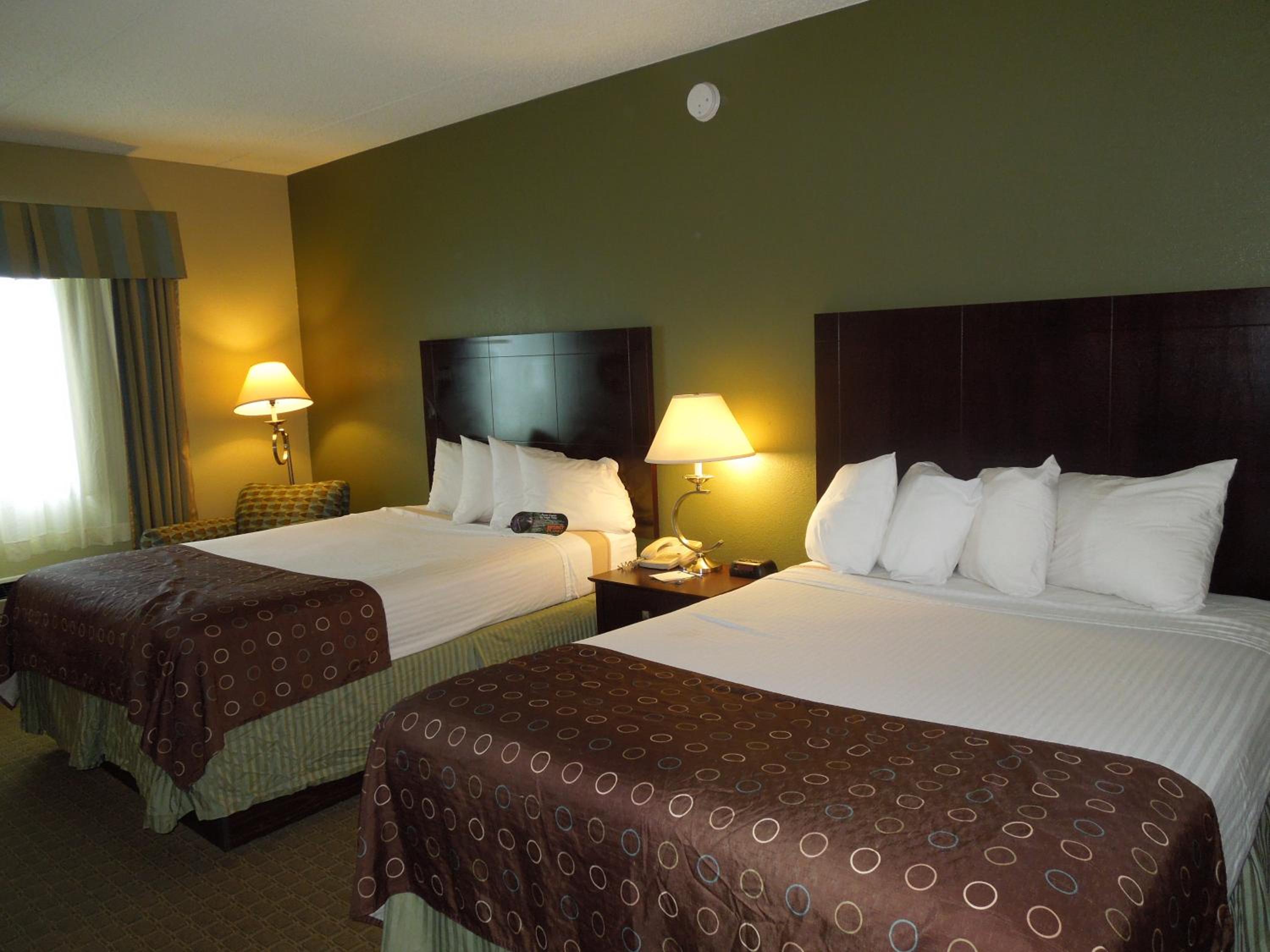 Queen Room with Two Queen Beds - Non-Smoking - Photo 6
