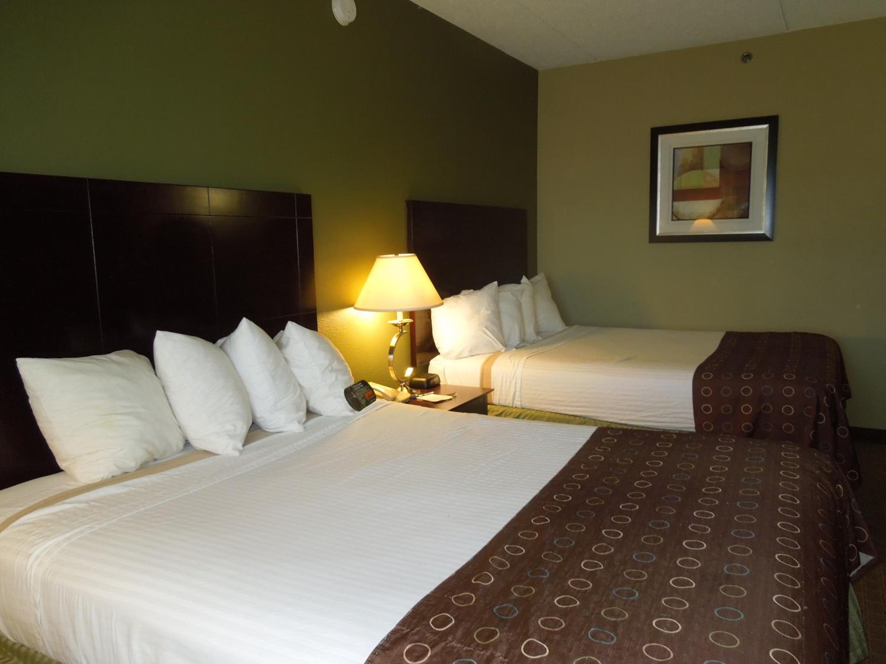 Queen Suite with Two Queen Beds and Sofa Bed - Kitchenette/Non-Smoking - Photo 5