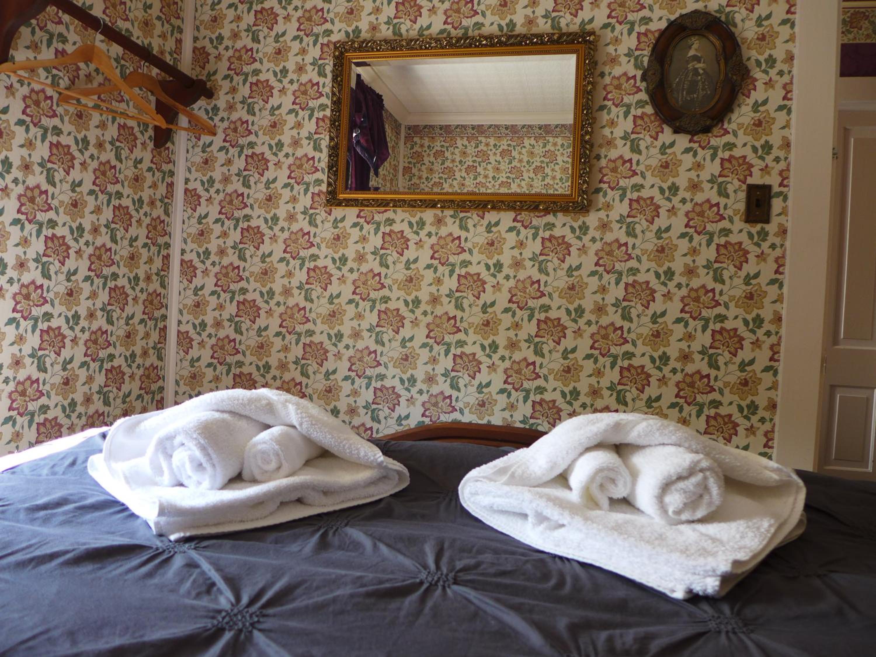 Queen Room with Shared Bathroom photo 3