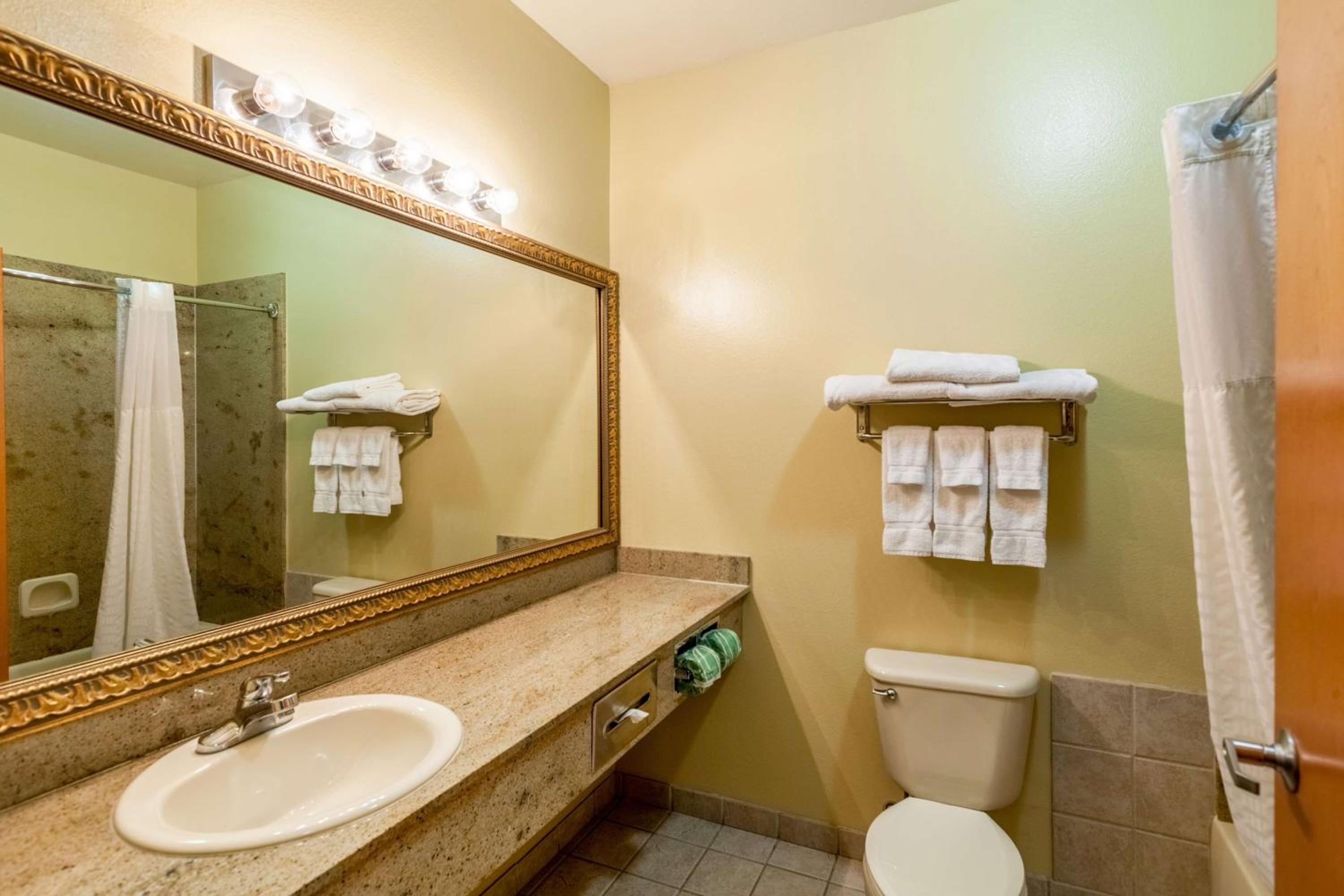 Queen Suite with Two Queen Beds - Non-Smoking - Photo 6