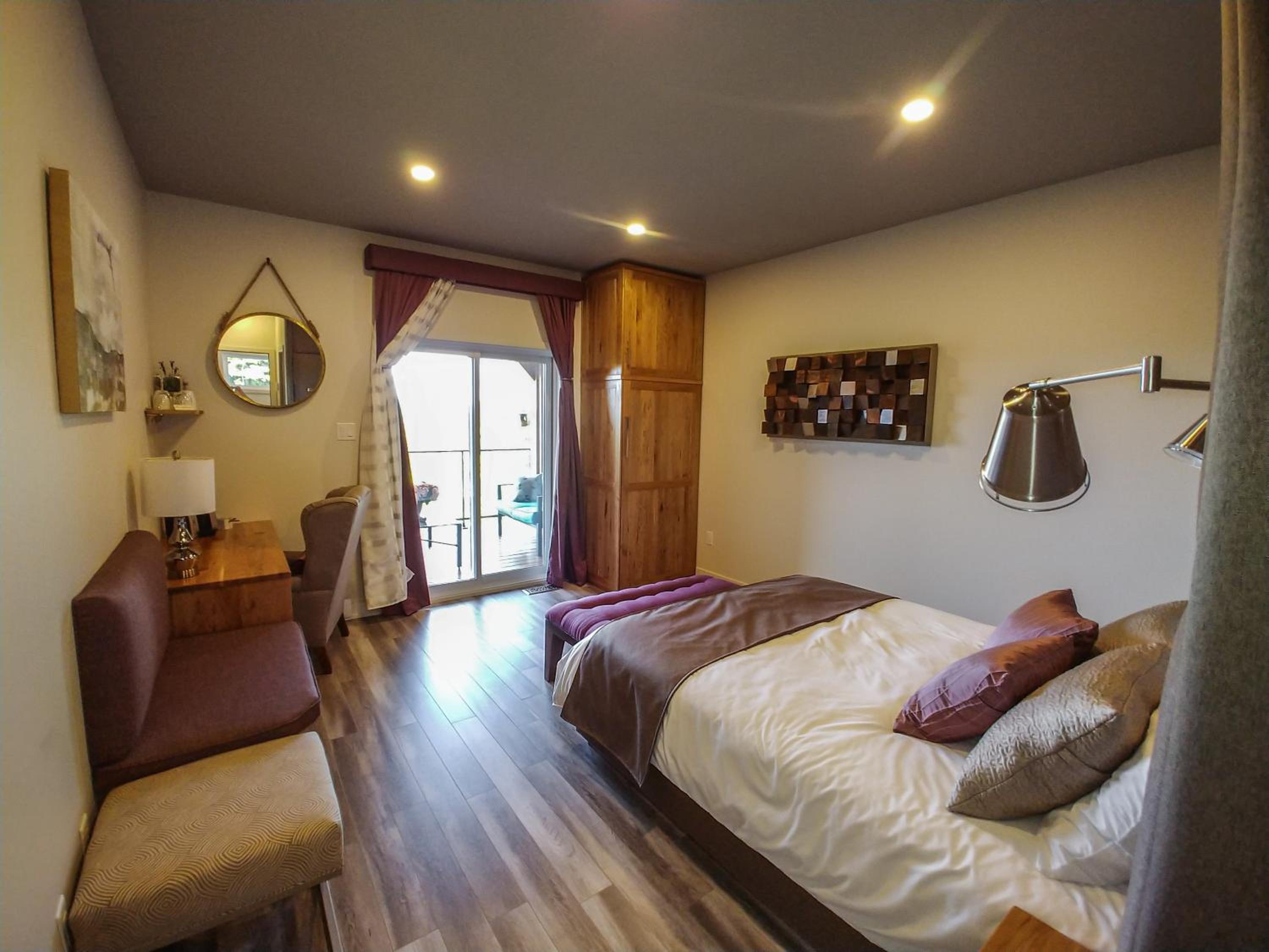 Queen Room with Balcony - Photo 1
