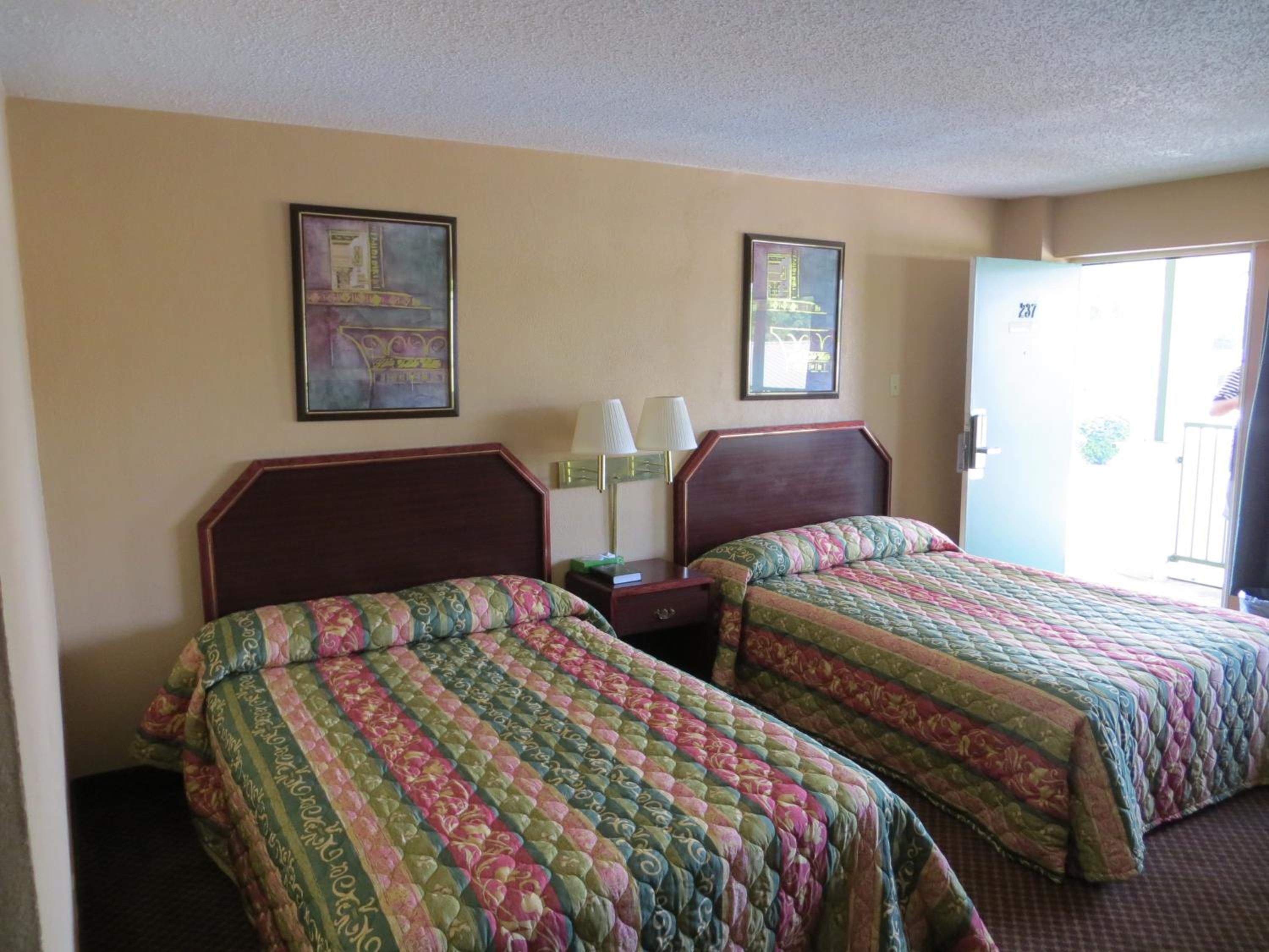 Double Room with Spa Bath - Photo 2