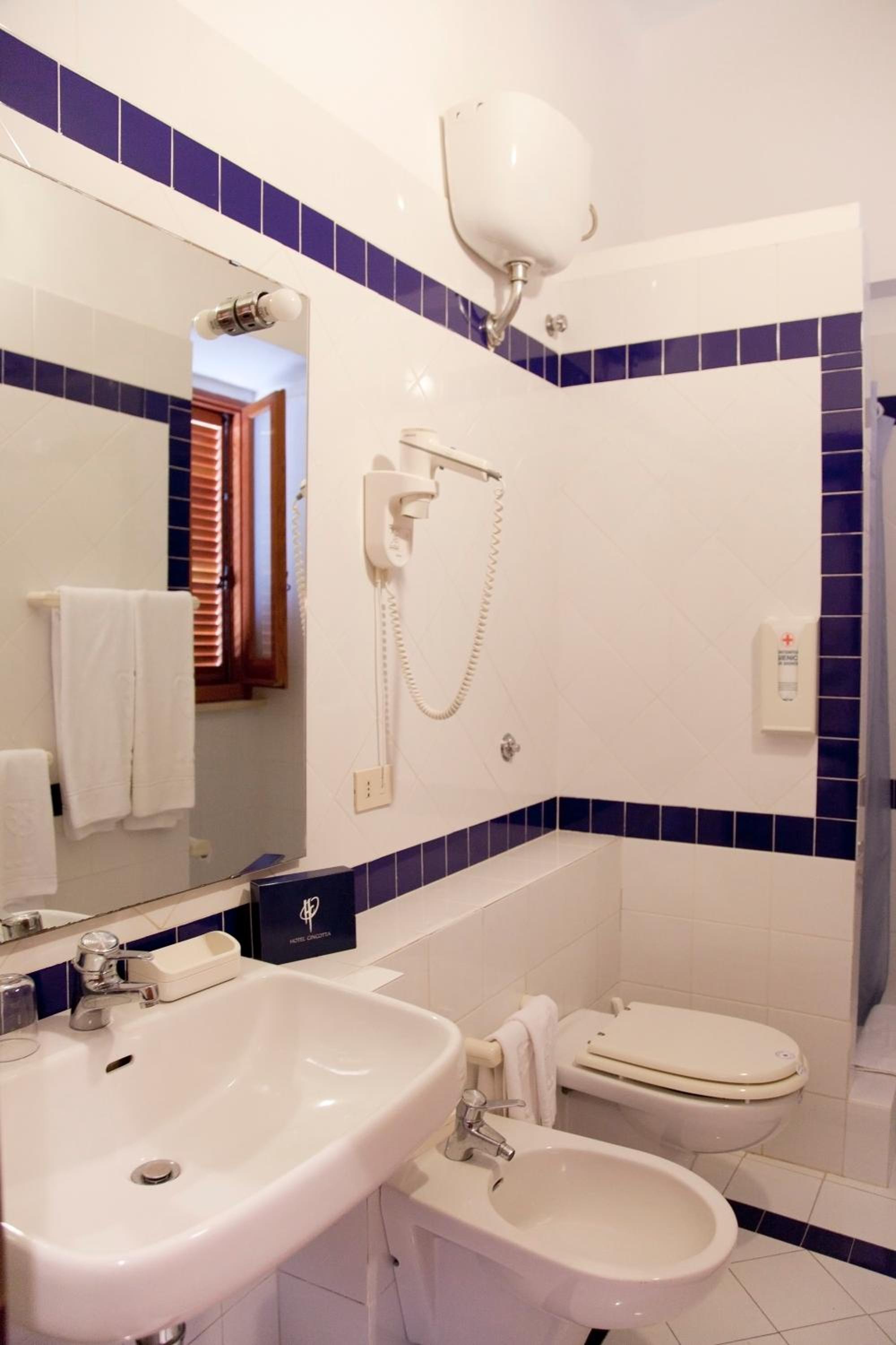 Double or Twin Room with Sea View - Photo 3