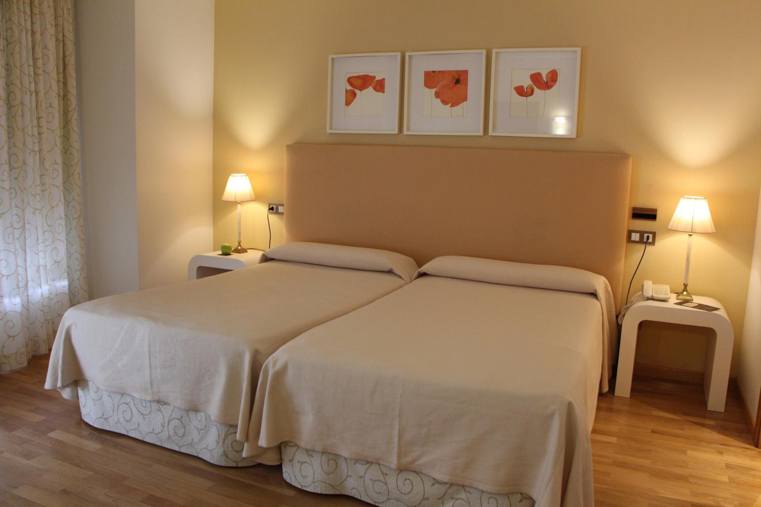 Twin Room - Photo 3