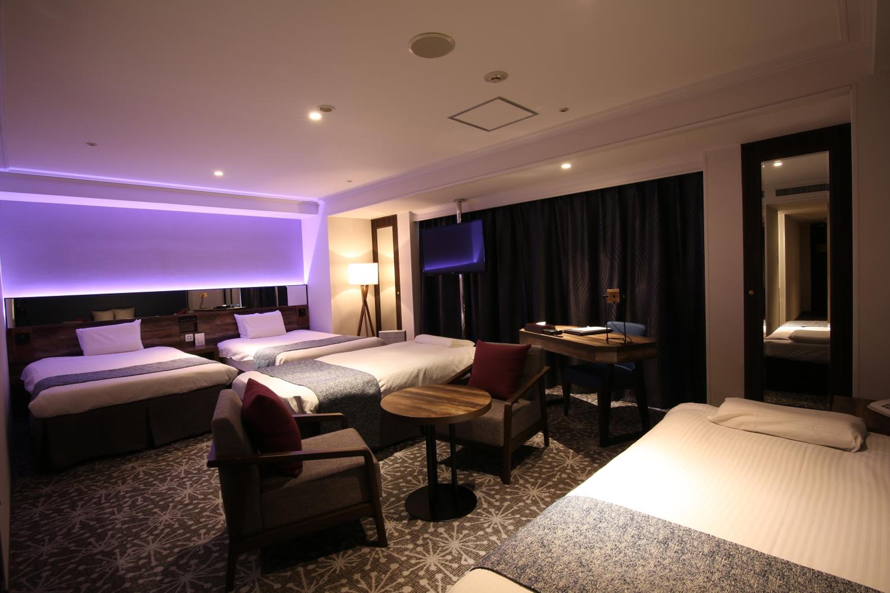 Grand Twin Room with 2 Extra Beds - Non-Smoking - Photo 1