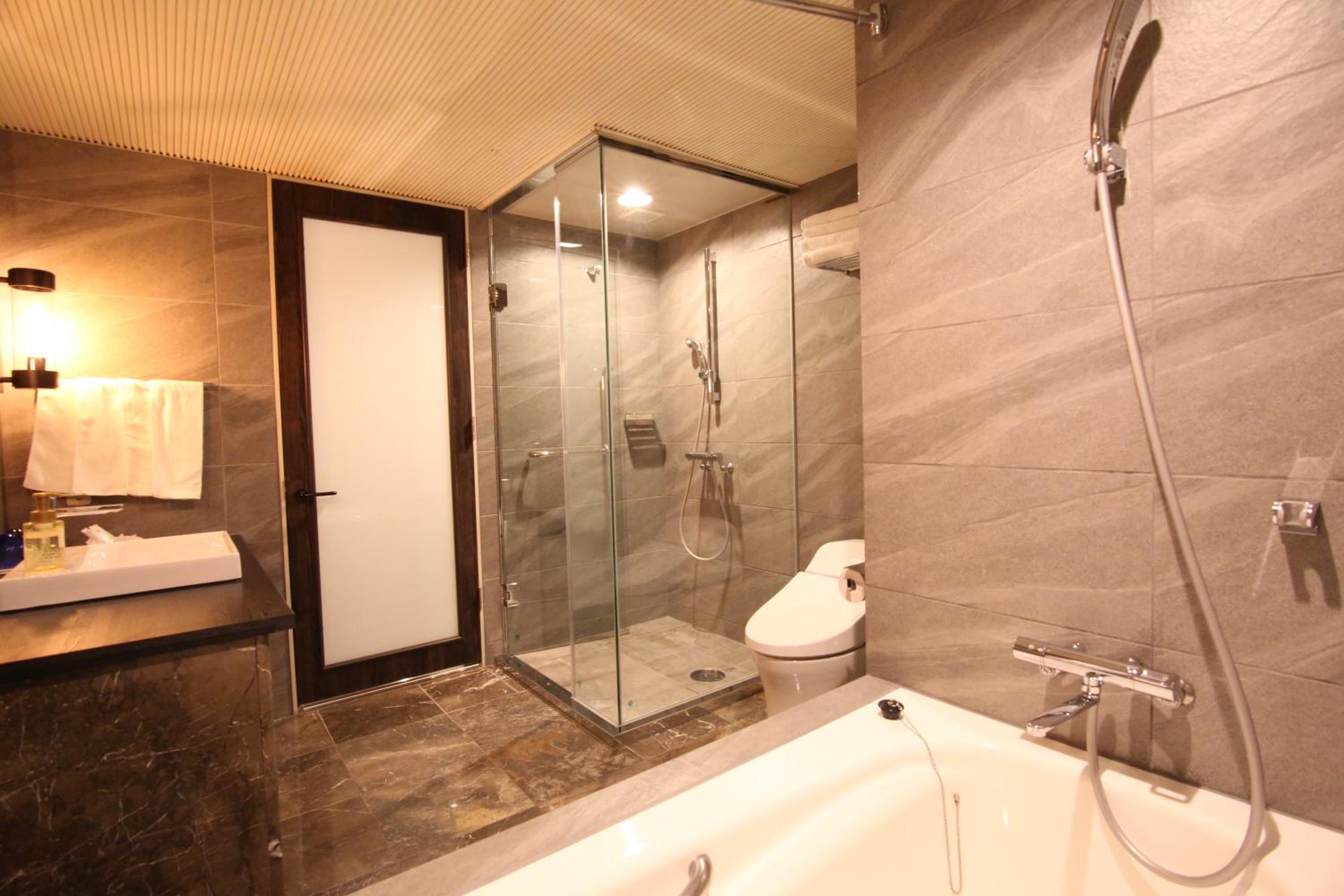 Grand Twin Room with 2 Extra Beds - Non-Smoking - Photo 3