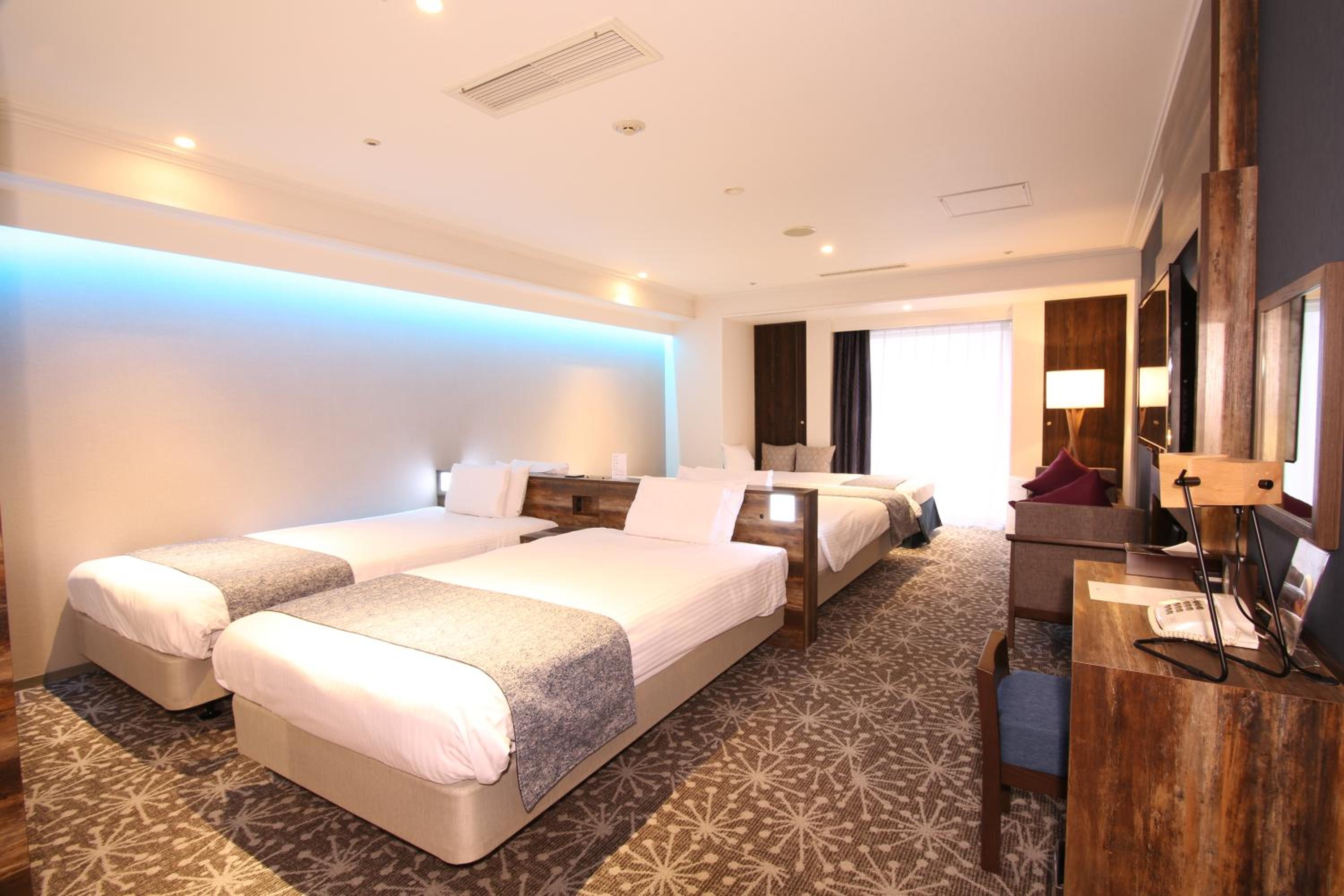 Grand Family Room with Extra Bed - Non-Smoking - Photo 1