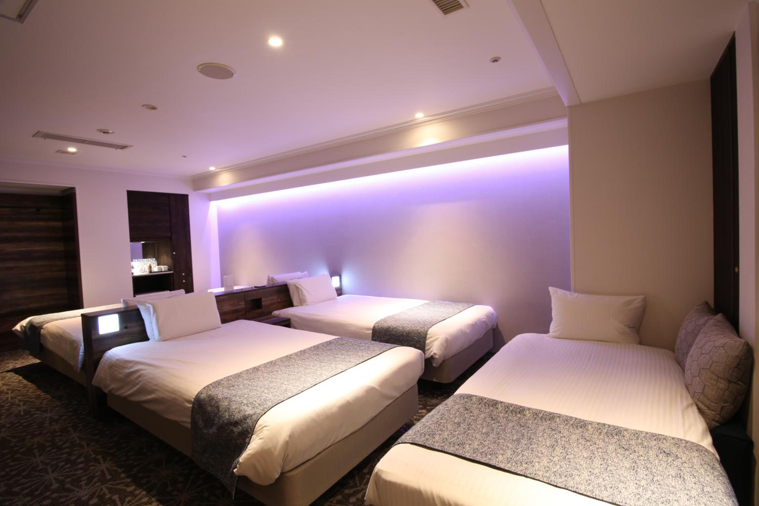 Grand Family Room with Extra Bed - Non-Smoking - Photo 5