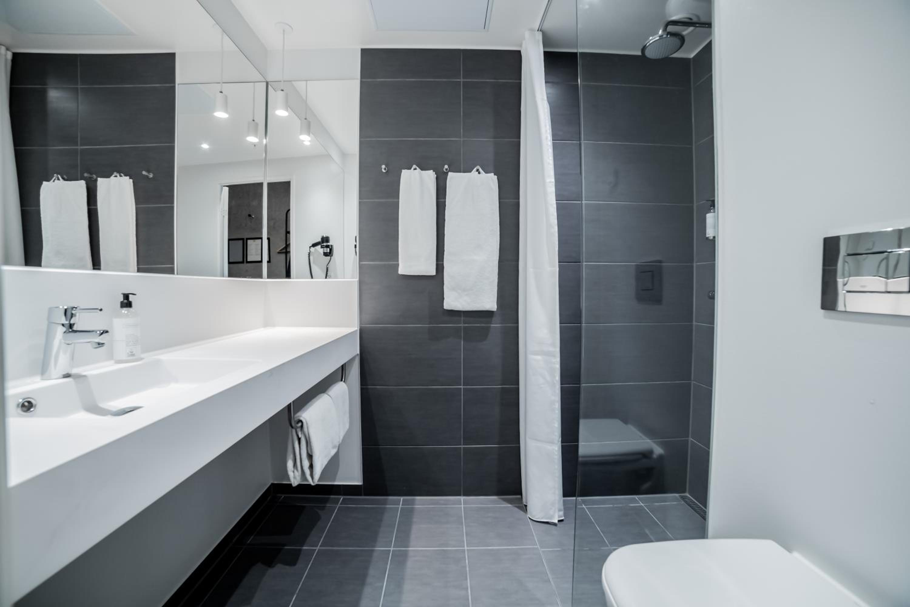 Standard Twin Room thumbnail 6