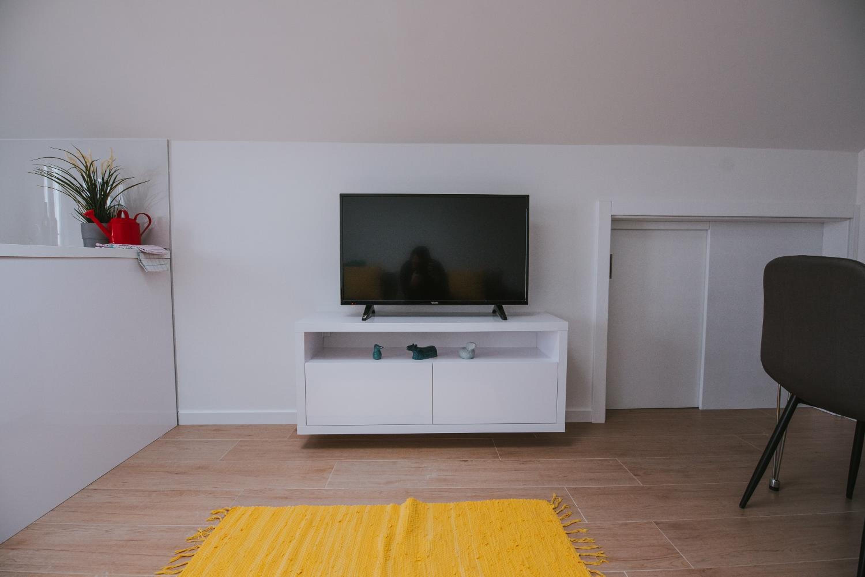 One-Bedroom Apartment - Photo 8