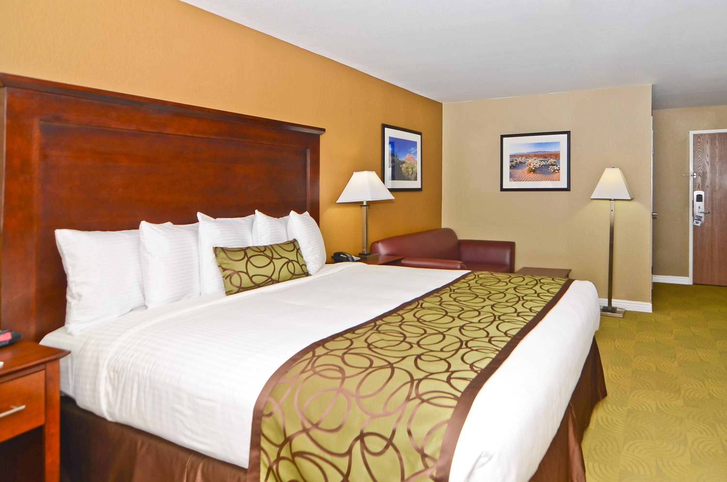 King Room with Whirlpool - Non-Smoking photo 2